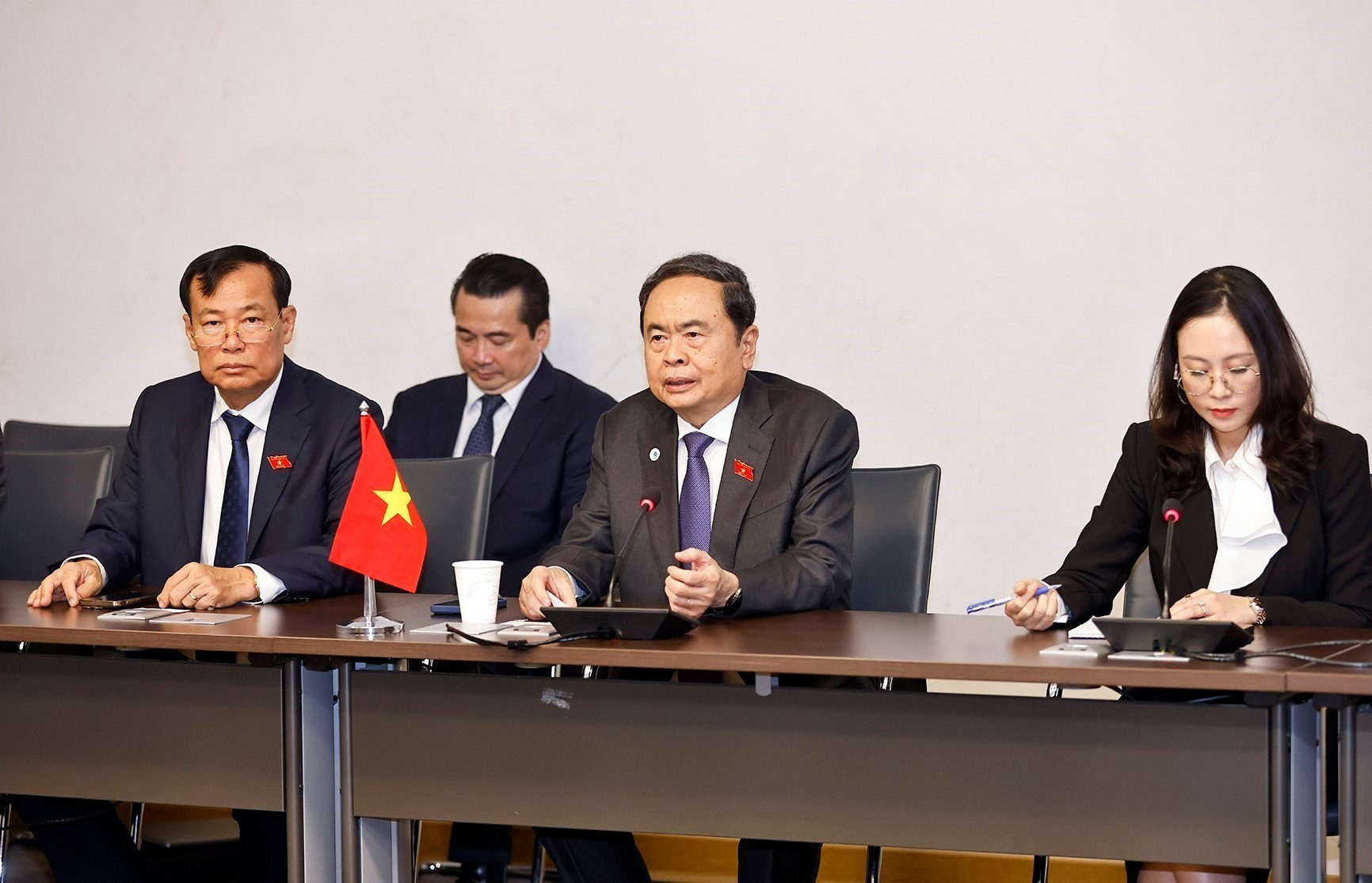 El presidente del Parlamento de Vietnam, Tran Thanh Man, interviene en la reunión. (Foto: Doan Tan/VNA) El presidente del Parlamento de Vietnam, Tran Thanh Man, interviene en la reunión. (Foto: Doan Tan/VNA)