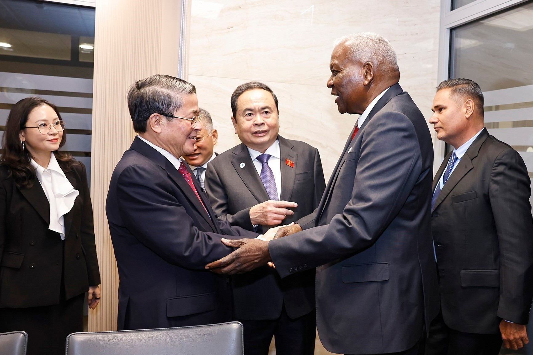 El máximo legislador vietnamita, Tran Thanh Man, y el vicepresidente de la ANV, Nguyen Duc Hai, junto al líder parlamentario cubano, Esteban Lazo Hernández. (Foto: VNA) El máximo legislador vietnamita, Tran Thanh Man, y el vicepresidente de la ANV, Nguyen Duc Hai, junto al líder parlamentario cubano, Esteban Lazo Hernández. (Foto: VNA)