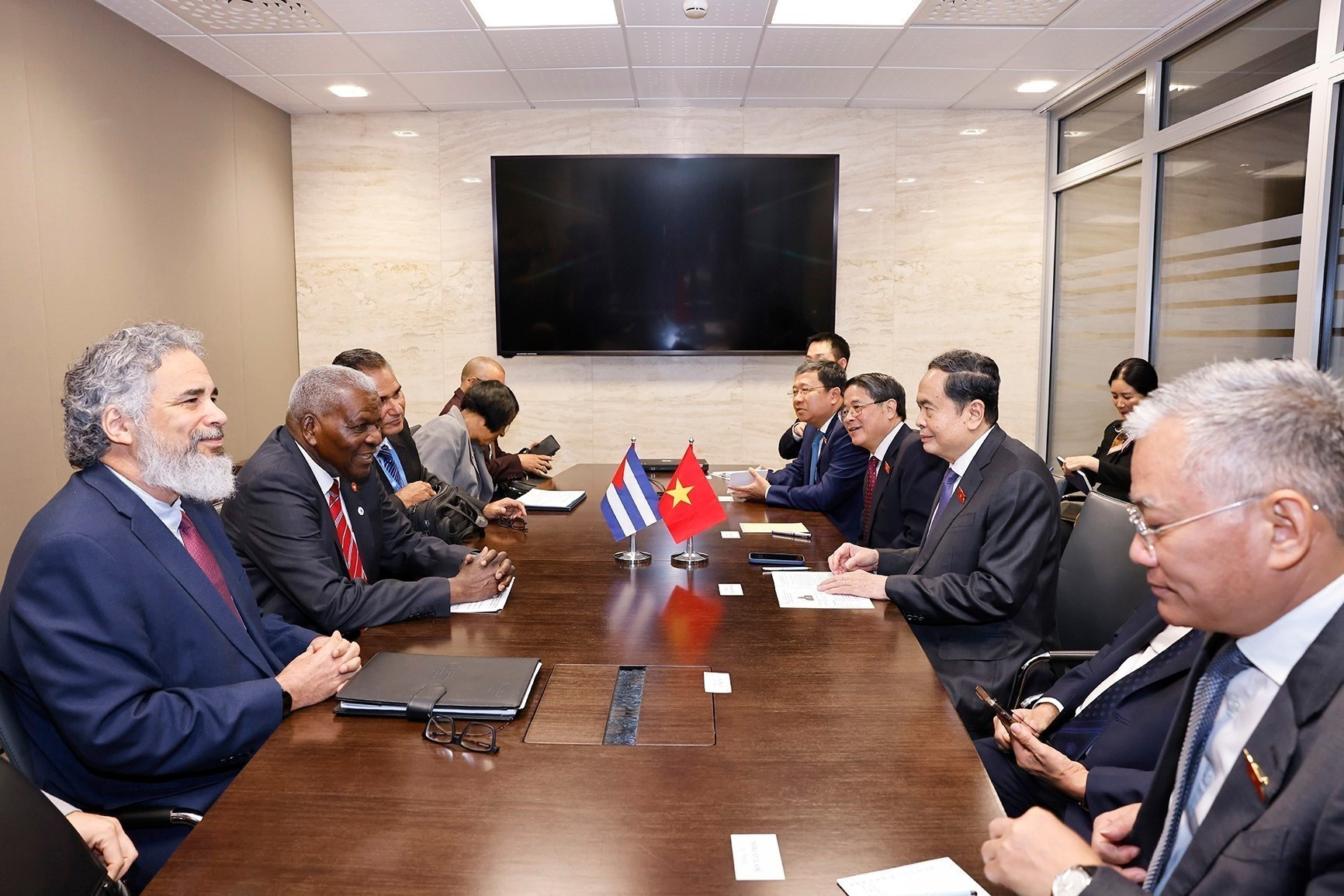 El titular del órgano legislativo de Vietnam conversa con su par cubano, Esteban Lazo Hernández. (Foto: VNA) El titular del órgano legislativo de Vietnam conversa con su par cubano, Esteban Lazo Hernández. (Foto: VNA)