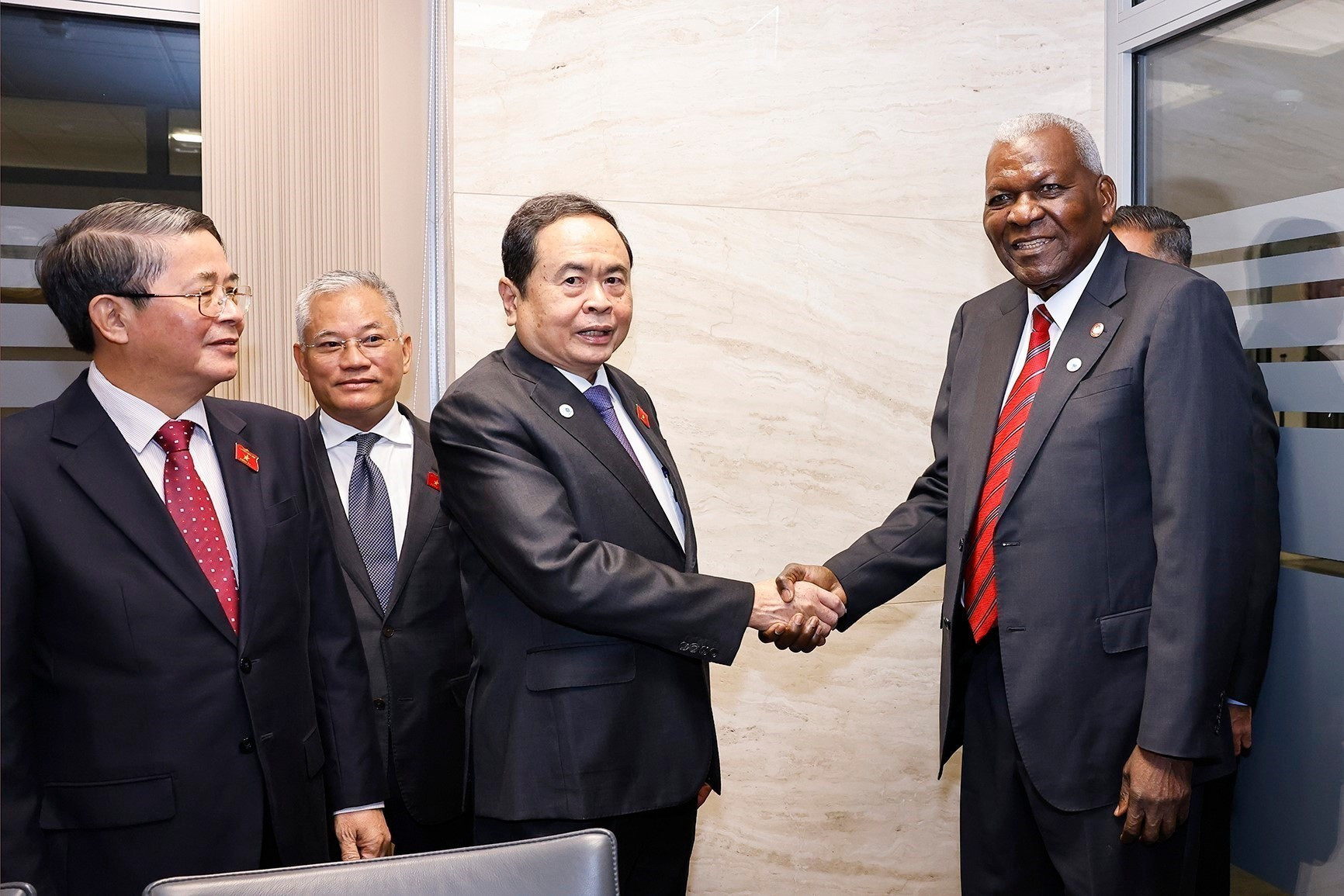 [Foto] Presidente de Asamblea Nacional de Vietnam se reúne con su homólogo cubano