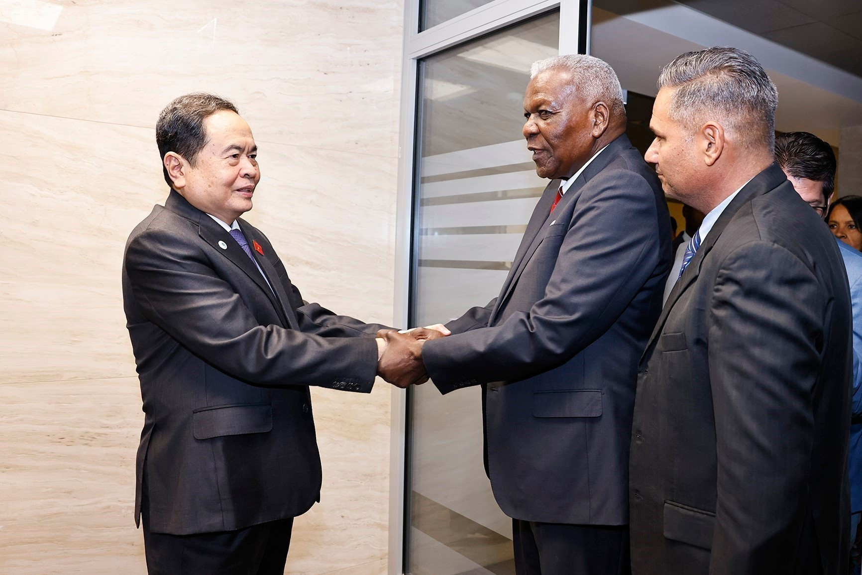 El máximo dirigente legislativo de Vietnam, Tran Thanh Man, se reúne su similar de Cuba, Esteban Lazo Hernández. (Foto: VNA) El máximo dirigente legislativo de Vietnam, Tran Thanh Man, se reúne su similar de Cuba, Esteban Lazo Hernández. (Foto: VNA)