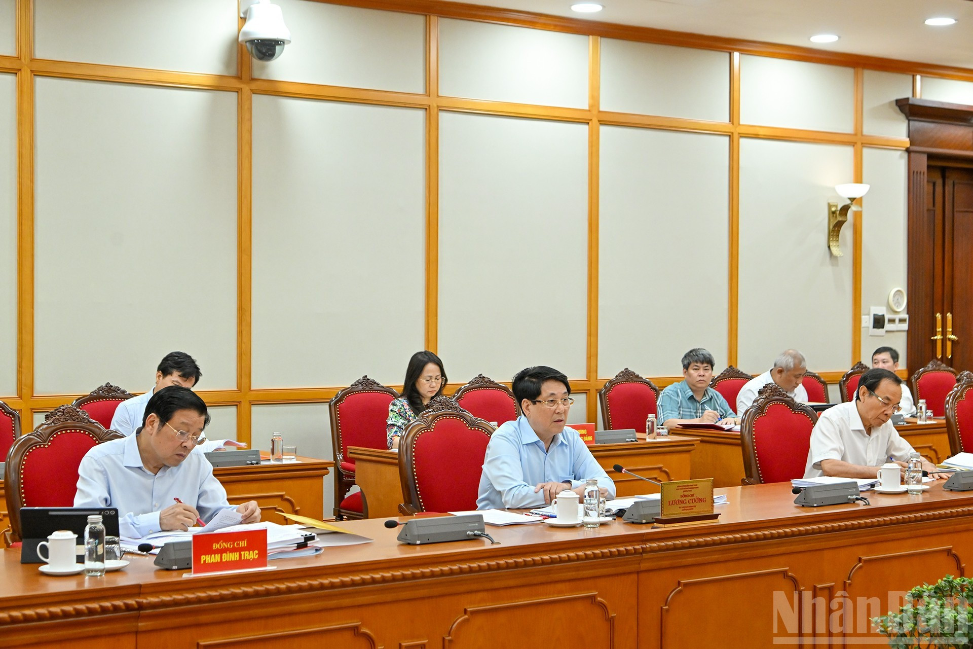 El presidente Luong Cuong preside la reunión del Buró Político con la Junta Permanente del Comité del Partido de Dong Nai. El presidente Luong Cuong preside la reunión del Buró Político con la Junta Permanente del Comité del Partido de Dong Nai.