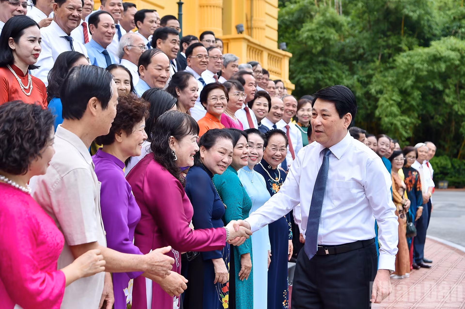 El presidente Luong Cuong y los delegados.