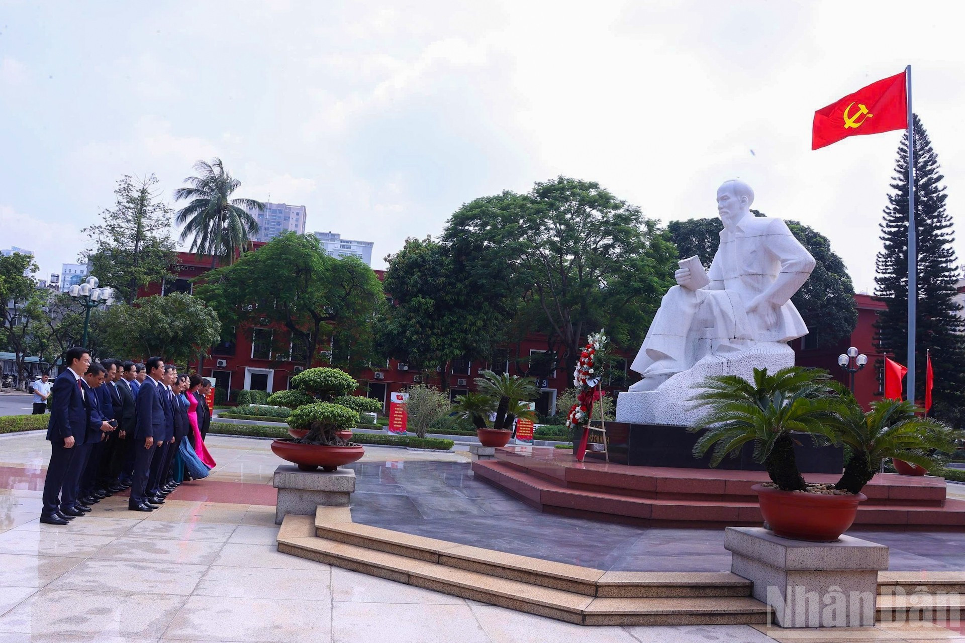 Los delegados rindieron homenaje al Presidente Ho Chi Minh.