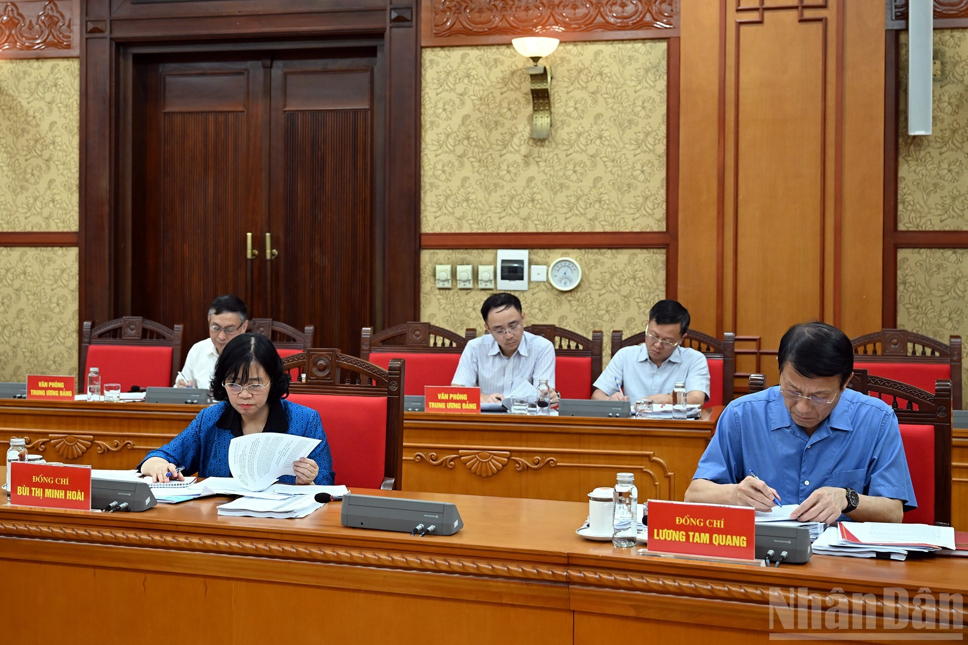 La secretaria del Comité del PCV en Hanói, Bui Thi Minh Hoa, y el general Luong Tam Quang, ministro de Seguridad Pública, asisten a la cita. La secretaria del Comité del PCV en Hanói, Bui Thi Minh Hoa, y el general Luong Tam Quang, ministro de Seguridad Pública, asisten a la cita.