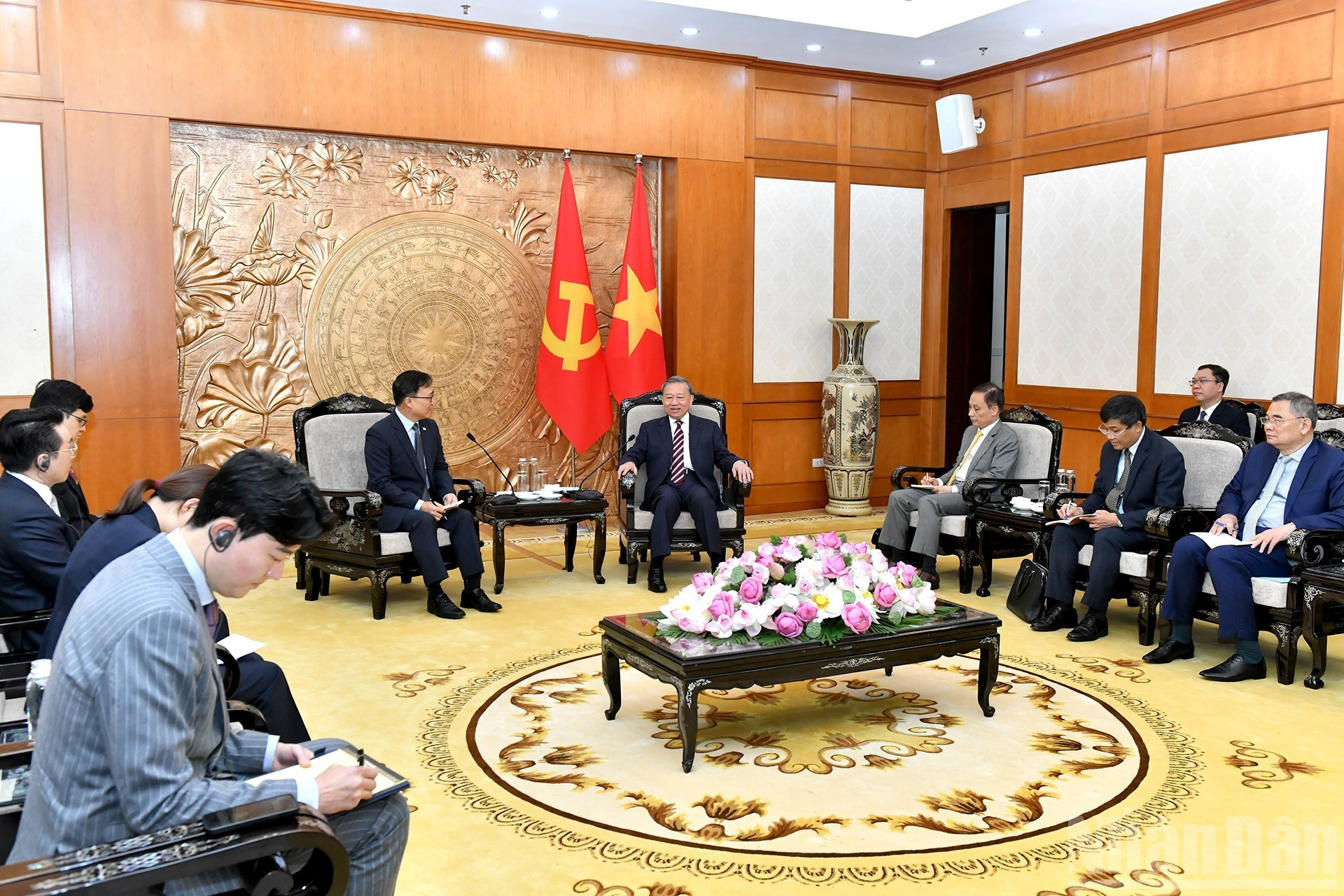 To Lam conversa con Choi Young Sam.