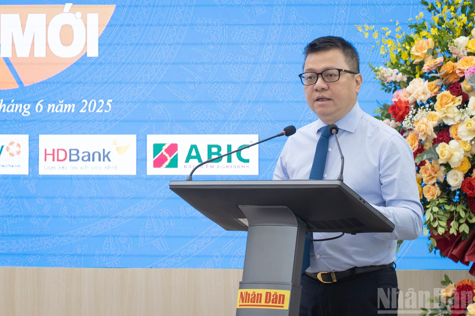 Le Quoc Minh, miembro del Comité Central del Partido Comunista de Vietnam, presidente del periódico Nhan Dan, subjefe de la Comisión de Propaganda y Movilización de Masas del Comité Central del Partido y presidente de la Asociación de Periodistas de Vietnam, interviene en el acto.