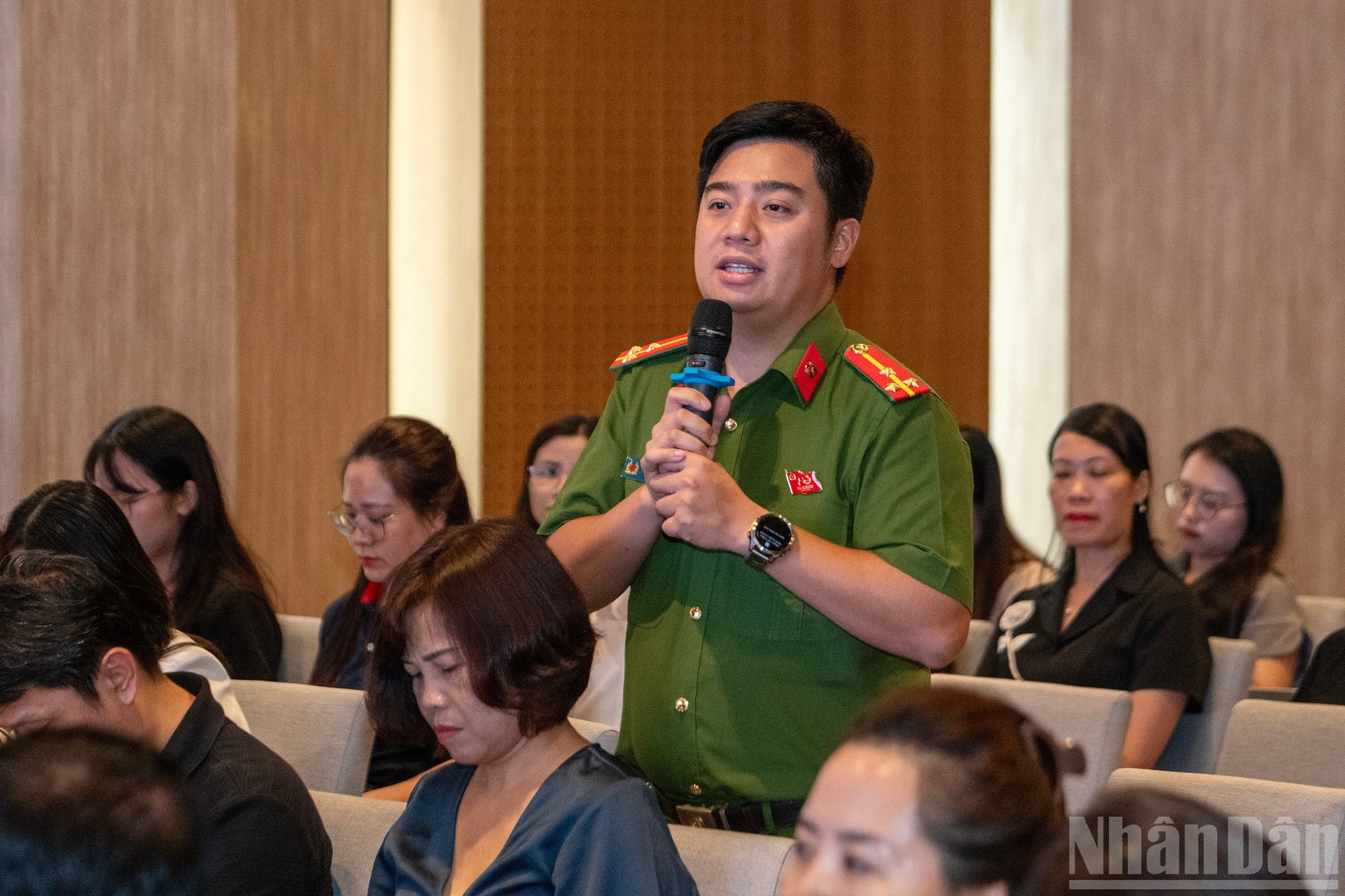 El teniente Duong Hai Anh, participante del Premio 2024 con el proyecto “Felicidad para los niños”, comparte su experiencia. El teniente Duong Hai Anh, participante del Premio 2024 con el proyecto “Felicidad para los niños”, comparte su experiencia.