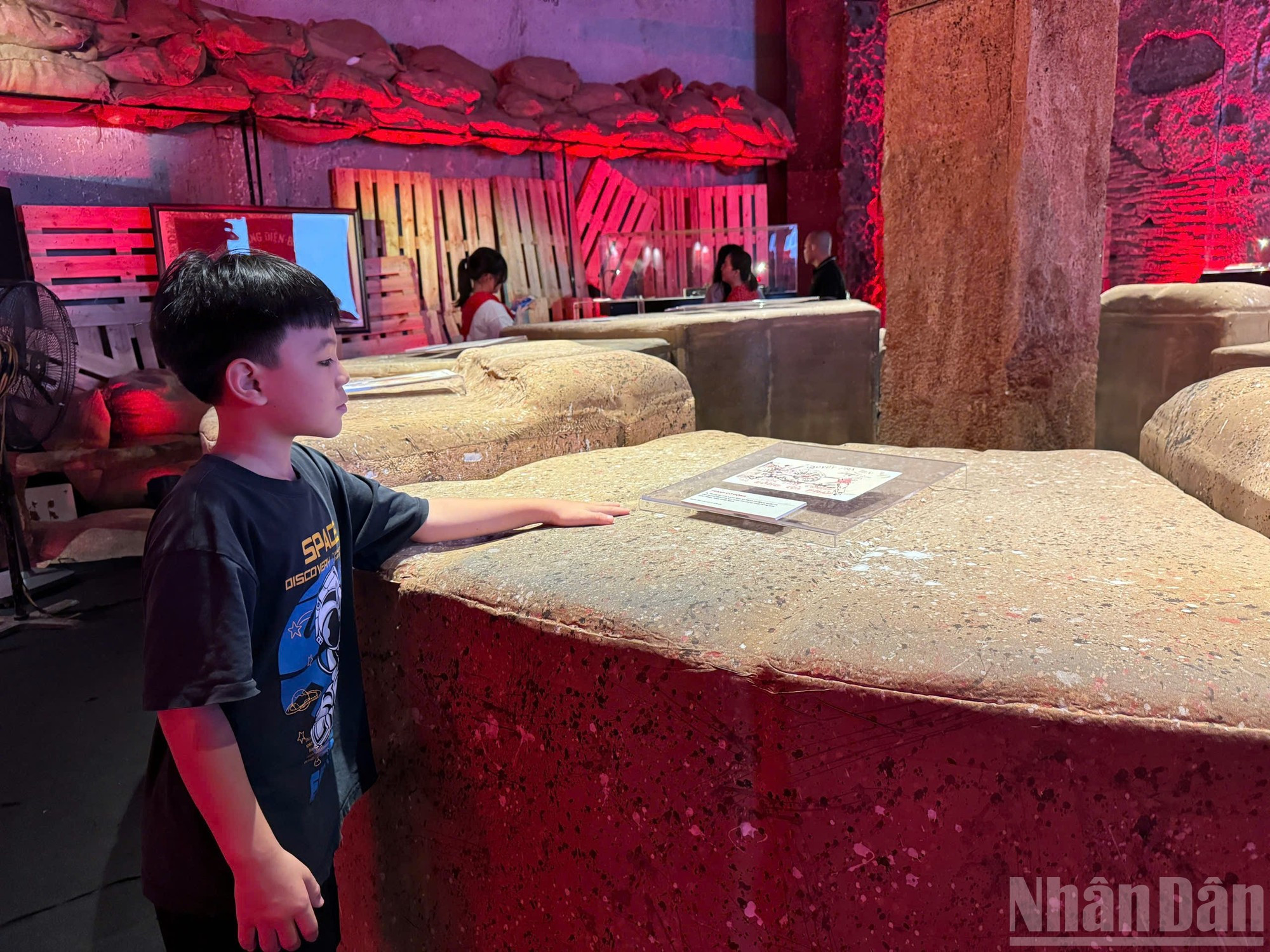 Una niña visita la exposición.