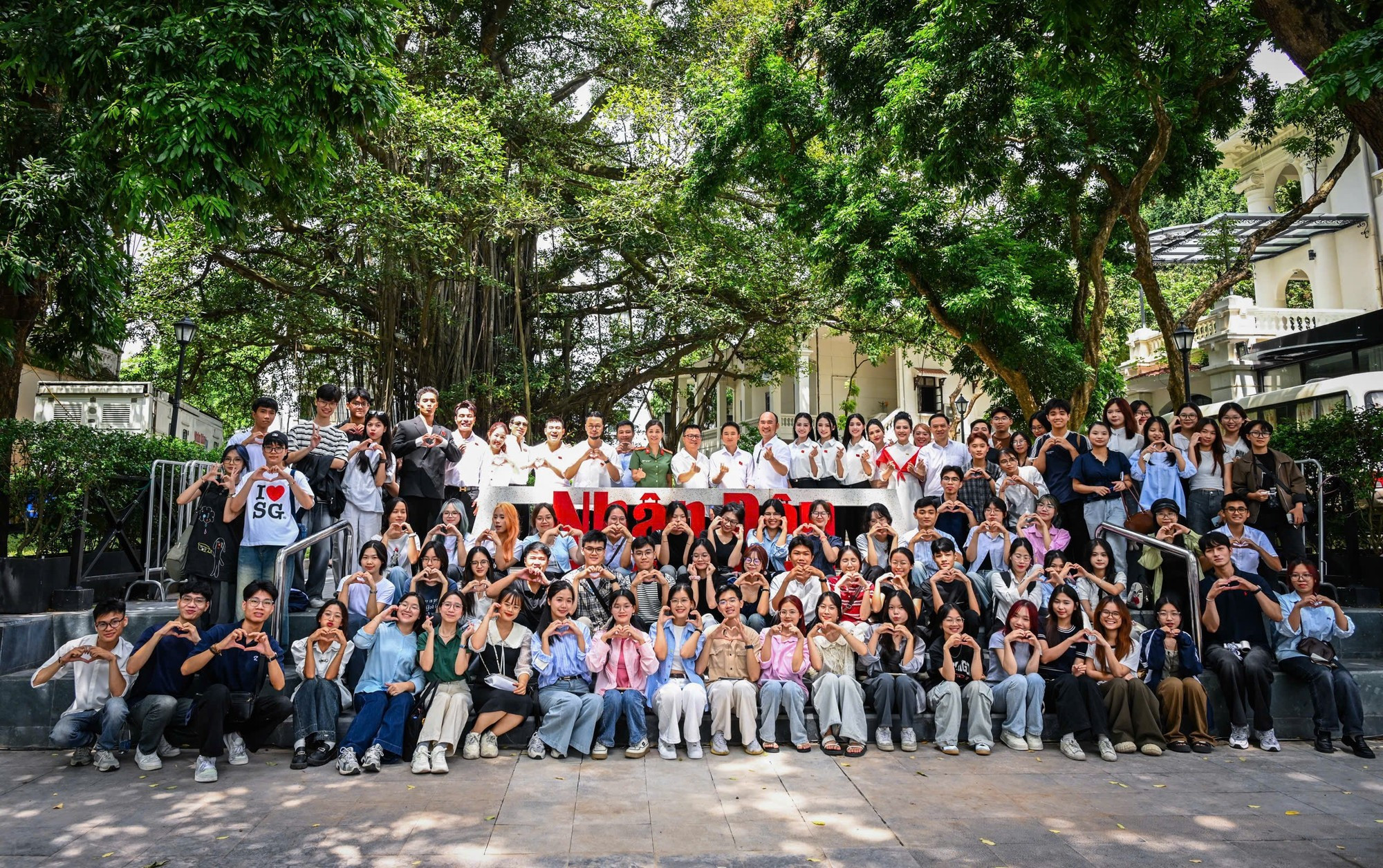 [Foto] Celebran en Nhan Dan encuentro de intercambio entre artistas del programa “Soldados valientes” y lectores 