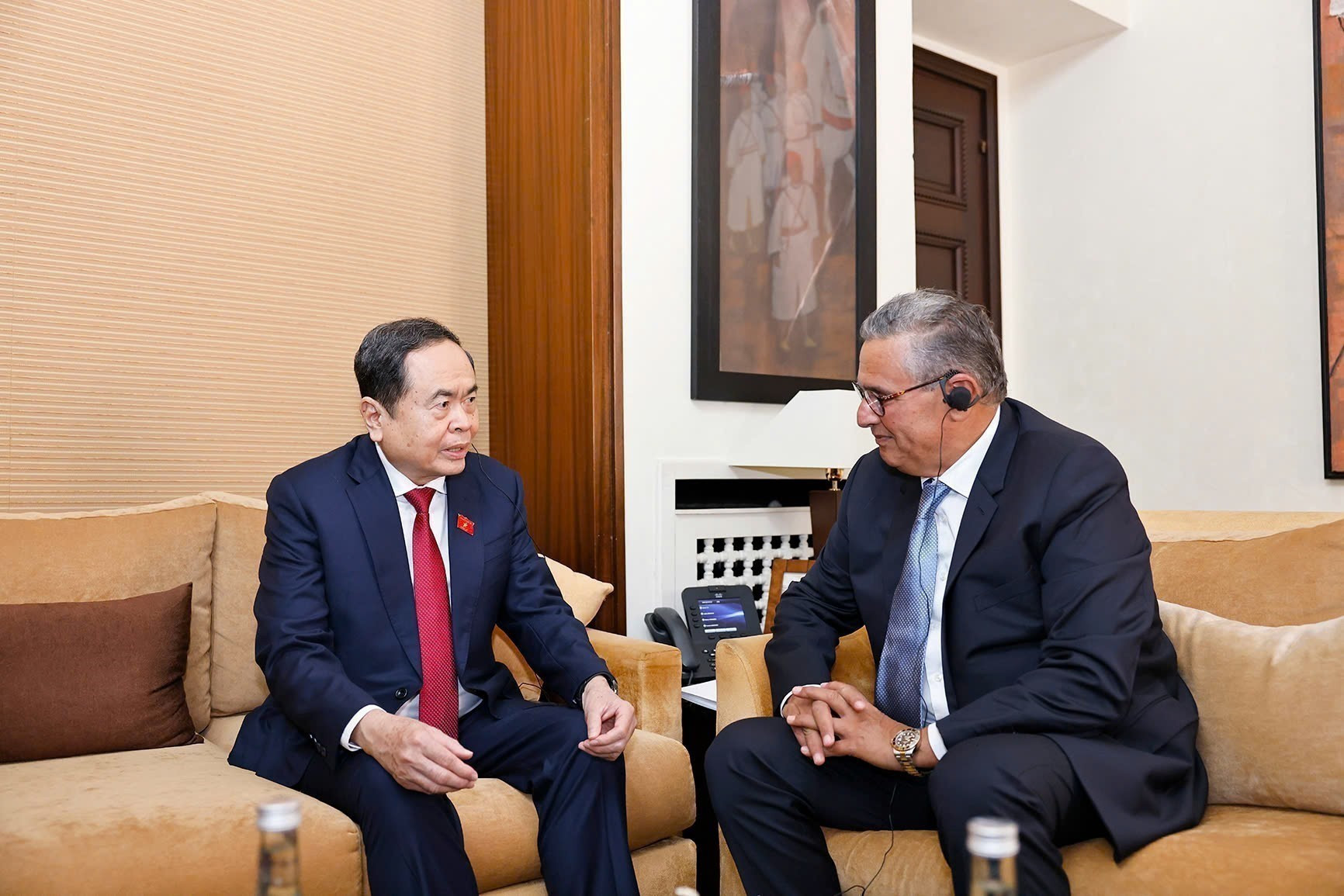 El máximo legislador vietnamita y el primer ministro marroquí. (Foto: VNA)