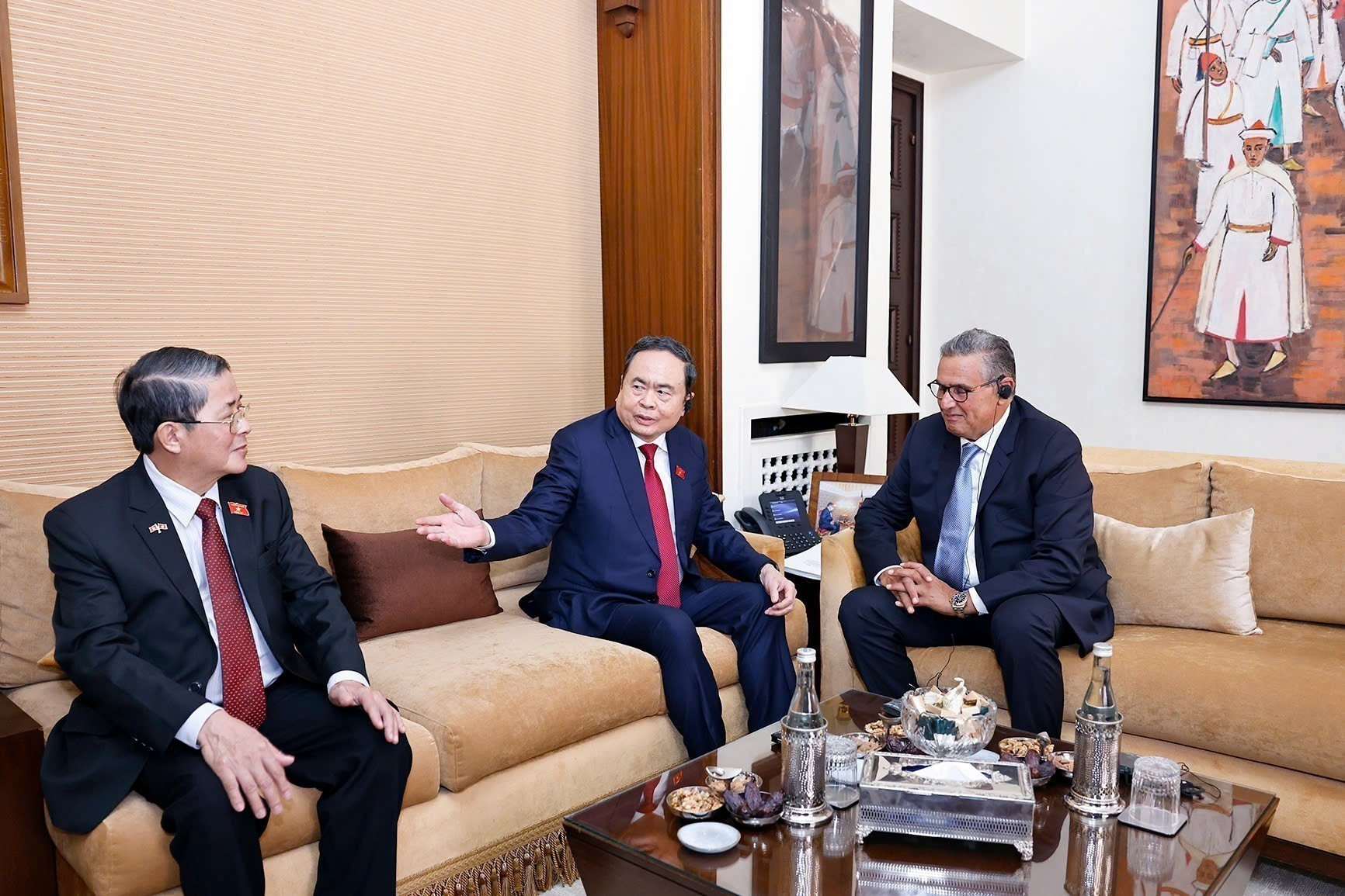 Tran Thanh Man presenta a los miembros de la delegación vietnamita al primer ministro marroquí Aziz Akhannouch. (Foto: VNA)