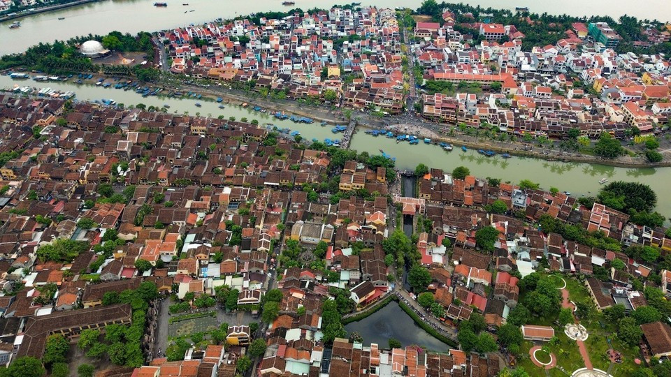 Paseos en barco por el río Hoai, sintiendo el apacible ritmo de la vida que fluye con este río que ha presenciado los altibajos de la historia. (Foto: VNA)