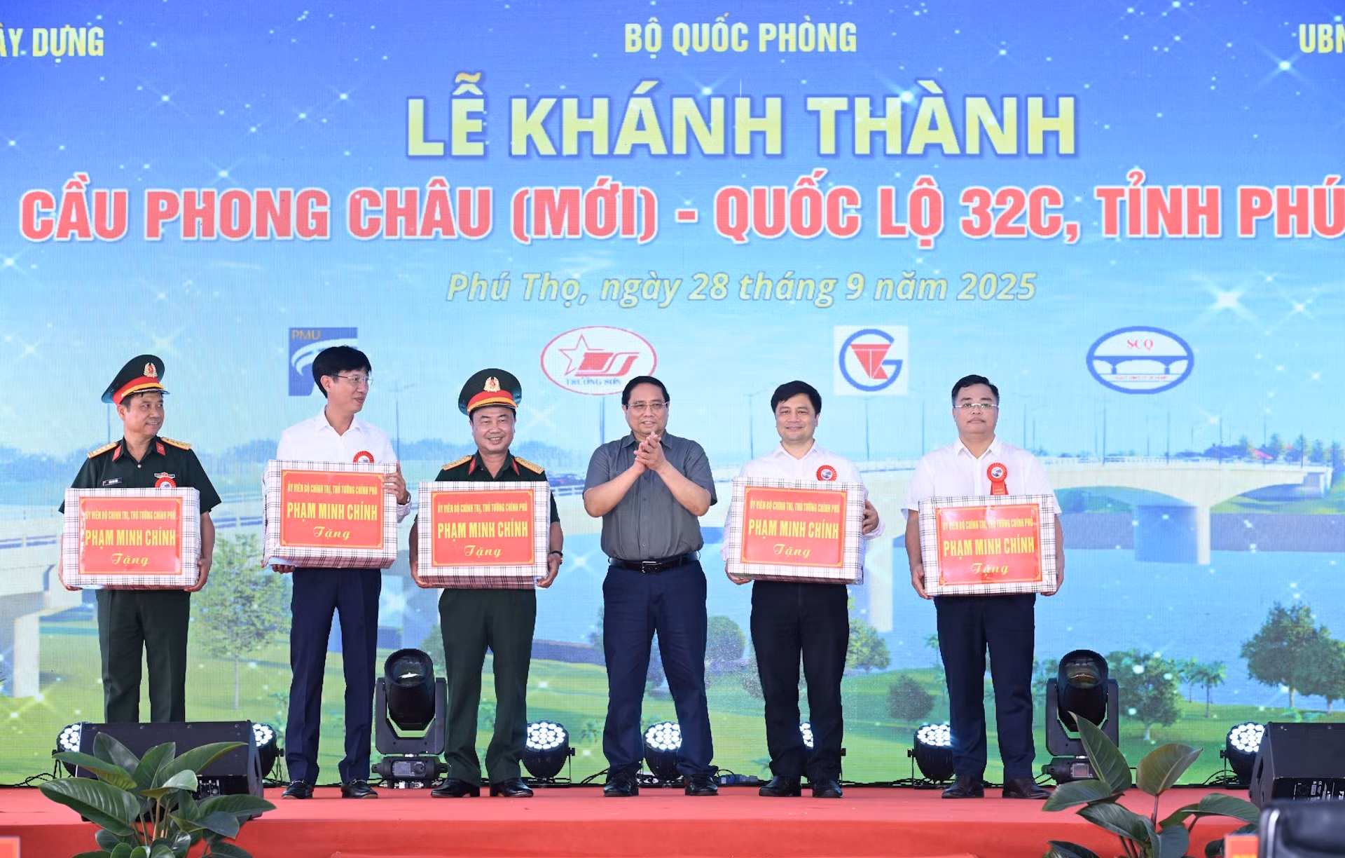 El primer ministro Pham Minh Chinh entrega obsequios a los contratistas y unidades ejecutoras del proyecto.