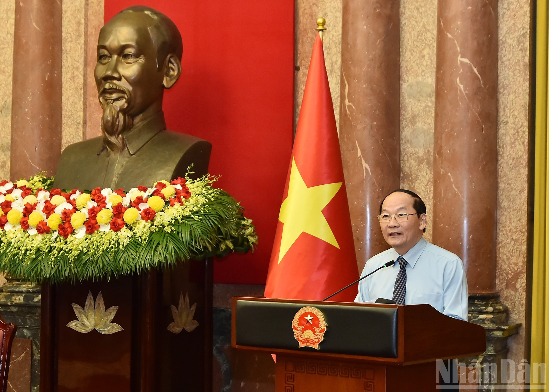 Tran Xuan Vinh, presidente de la Asociación para la Promoción del Aprendizaje de la provincia de Quang Tri, habla en el acto.