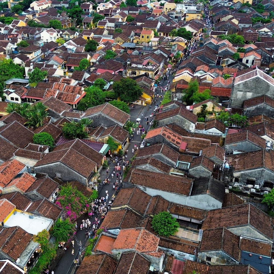 Los turistas nacionales y extranjeros se sumergen en la tranquilidad del río, formando parte de la vitalidad contemporánea del patrimonio cultural mundial. (Foto: VNA)