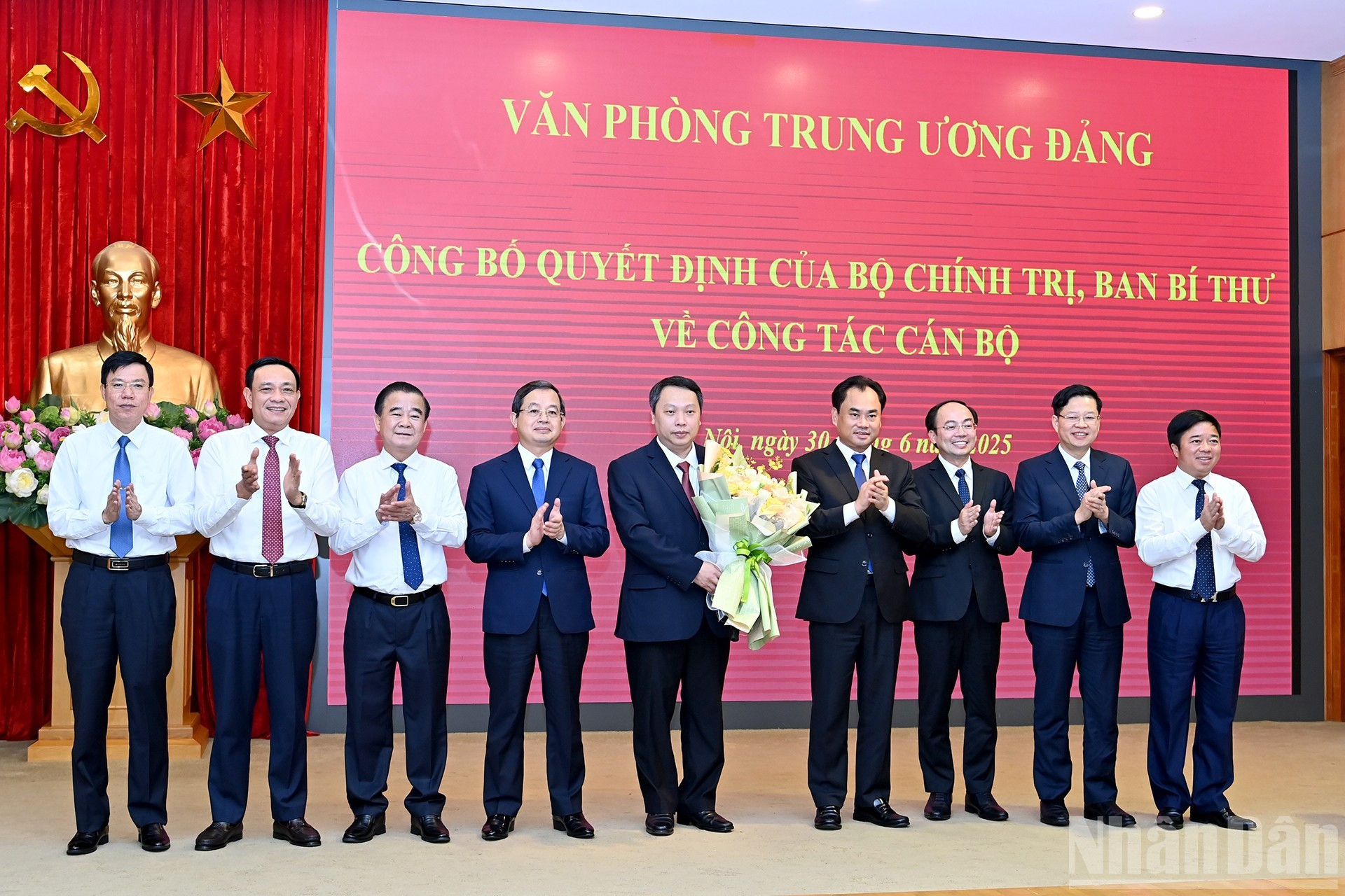 Diversas entidades y organismos entregan flores de felicitación a Nguyen Huy Dung.