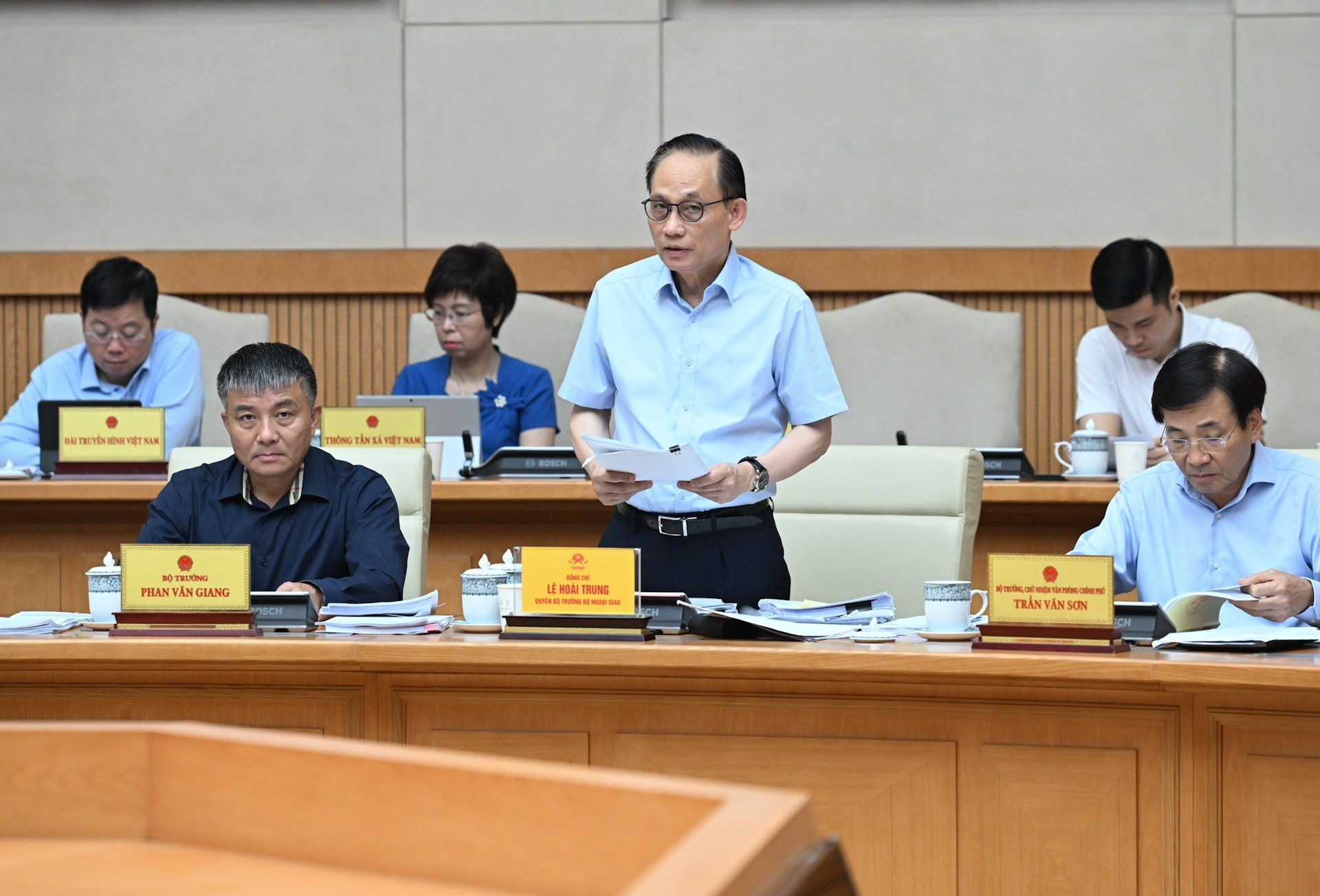 El canciller interino, Le Hoai Trung, hace uso de la palabra en la reunión.