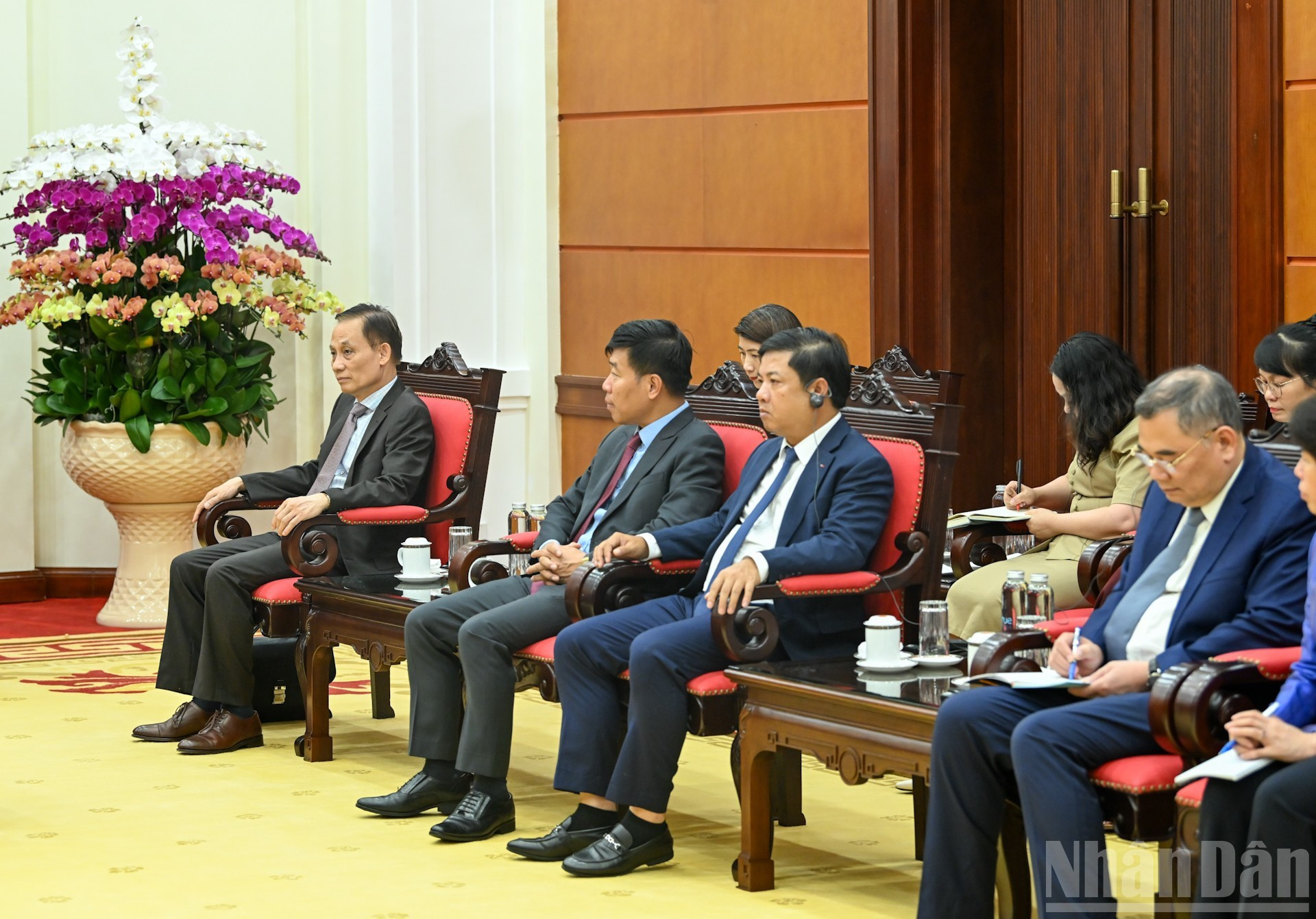 El jefe de la Oficina del Comité Central del PCV, Le Hoai Trung, y otros delegados vietnamitas en el encuentro. (Foto: VNA)