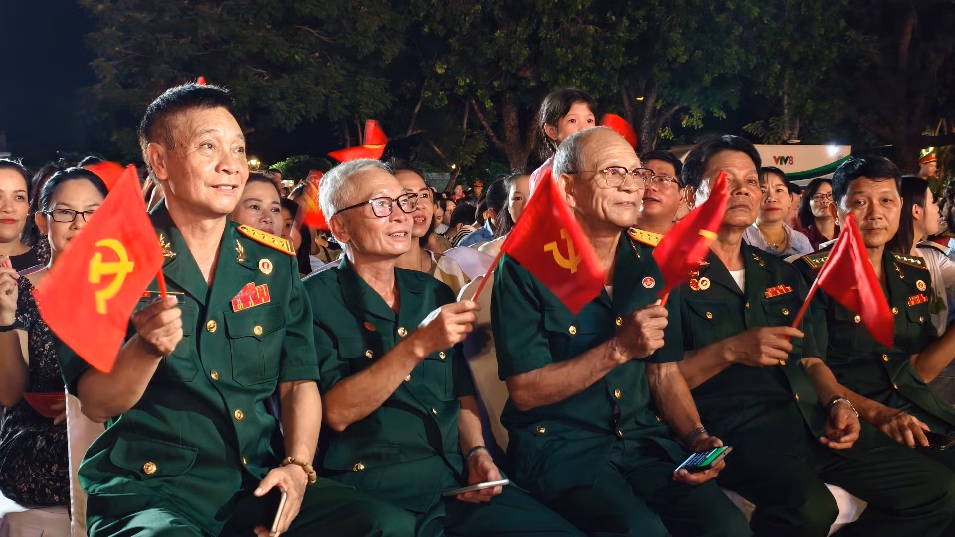 En las primeras filas, los veteranos reviven los años de su juventud.