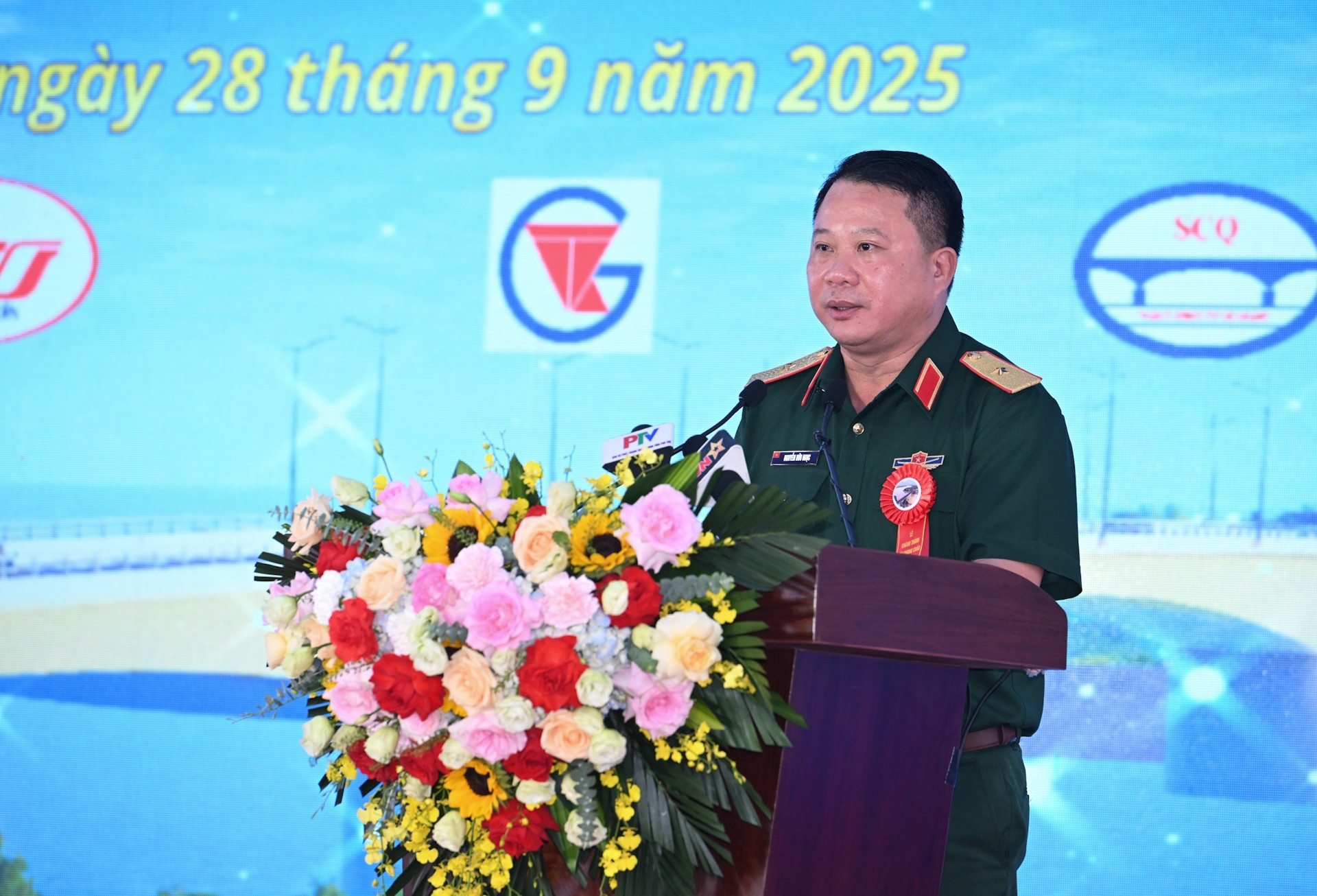 El mayor general Nguyen Huu Ngoc, comandante del Cuerpo 12, de la Corporación de Construcción Truong Son, interviene en el acto.