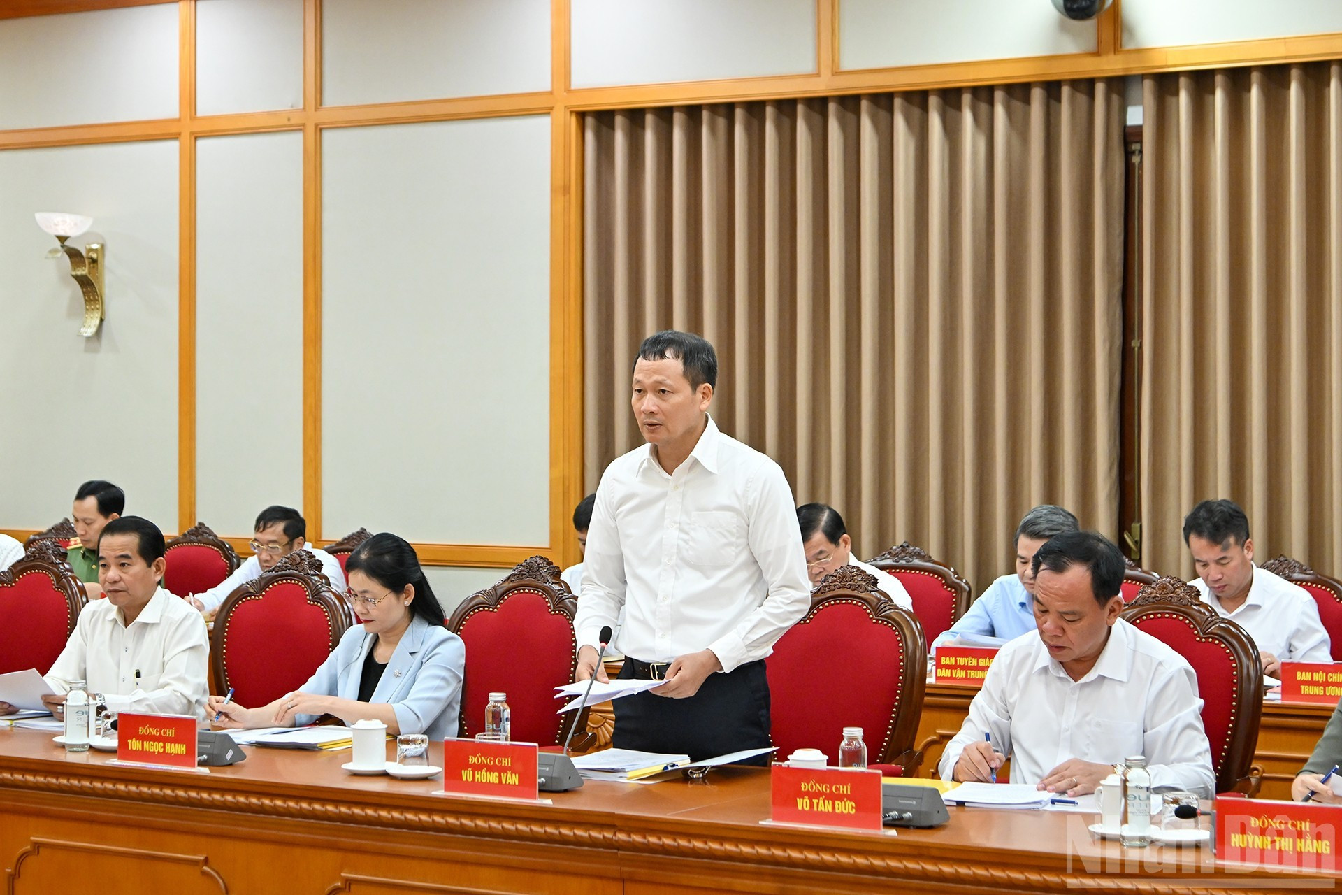 El secretario del Comité del Partido de Dong Nai, Vu Hong Van, interviene en la reunión. El secretario del Comité del Partido de Dong Nai, Vu Hong Van, interviene en la reunión.