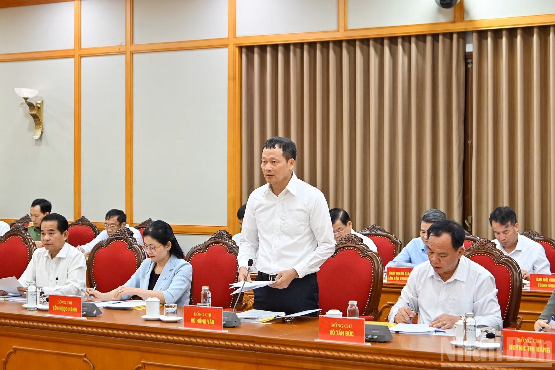 El secretario del Comité del Partido de Dong Nai, Vu Hong Van, interviene en la reunión.