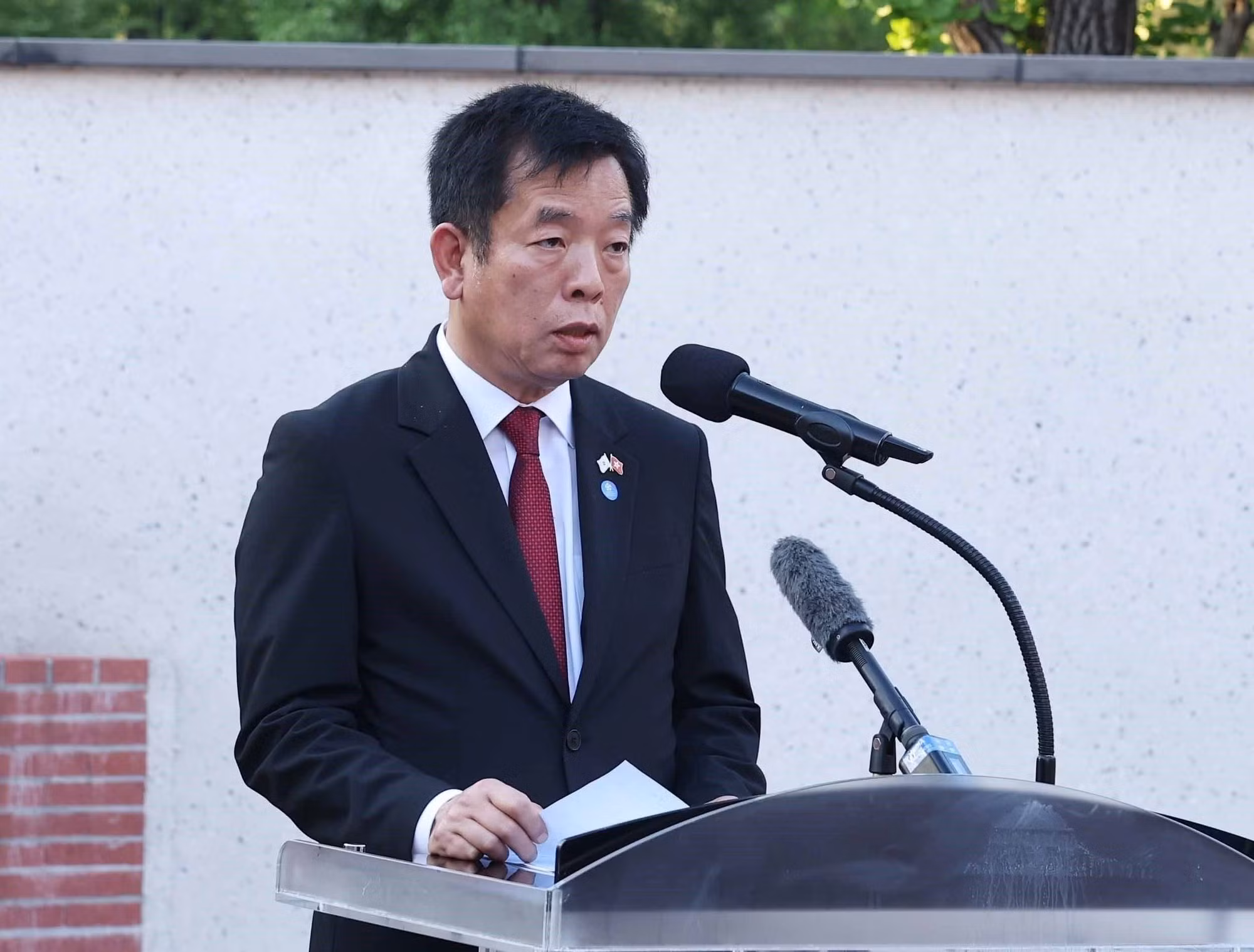 El embajador de Vietnam en Corea del Sur, Vu Ho, interviene en el acto. (Foto: VNA)