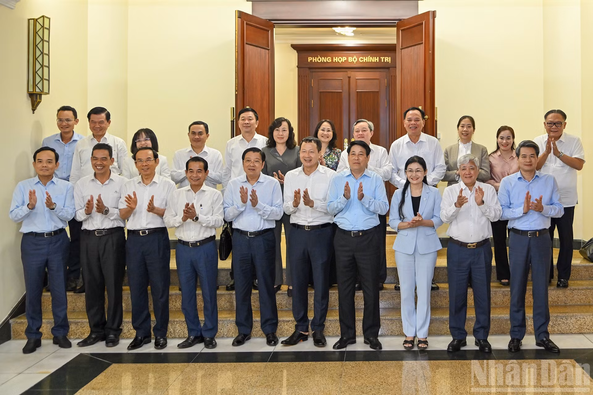 El presidente Luong Cuong y los delegados en la cita.