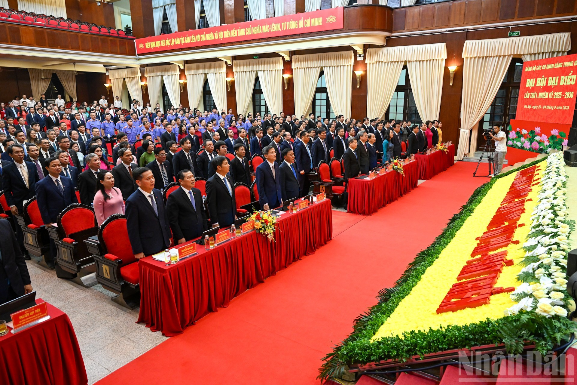 Los dirigentes del Partido, del Estado y los delegados realizan la ceremonia de saludo a la bandera nacional.