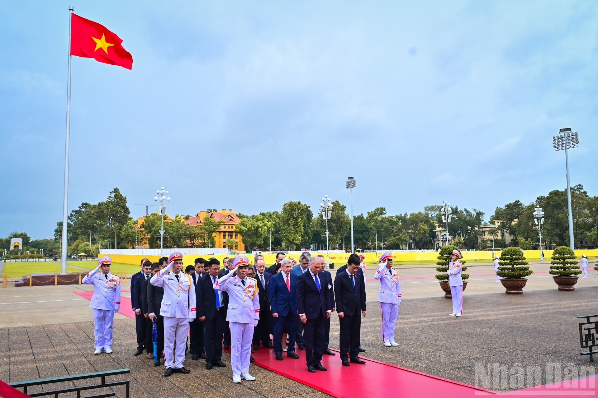 El presidente de la Duma Estatal de la Asamblea Federal de Rusia, Vyacheslav Volodin, y su delegación rinden tributo al Presidente Ho Chi Minh.
