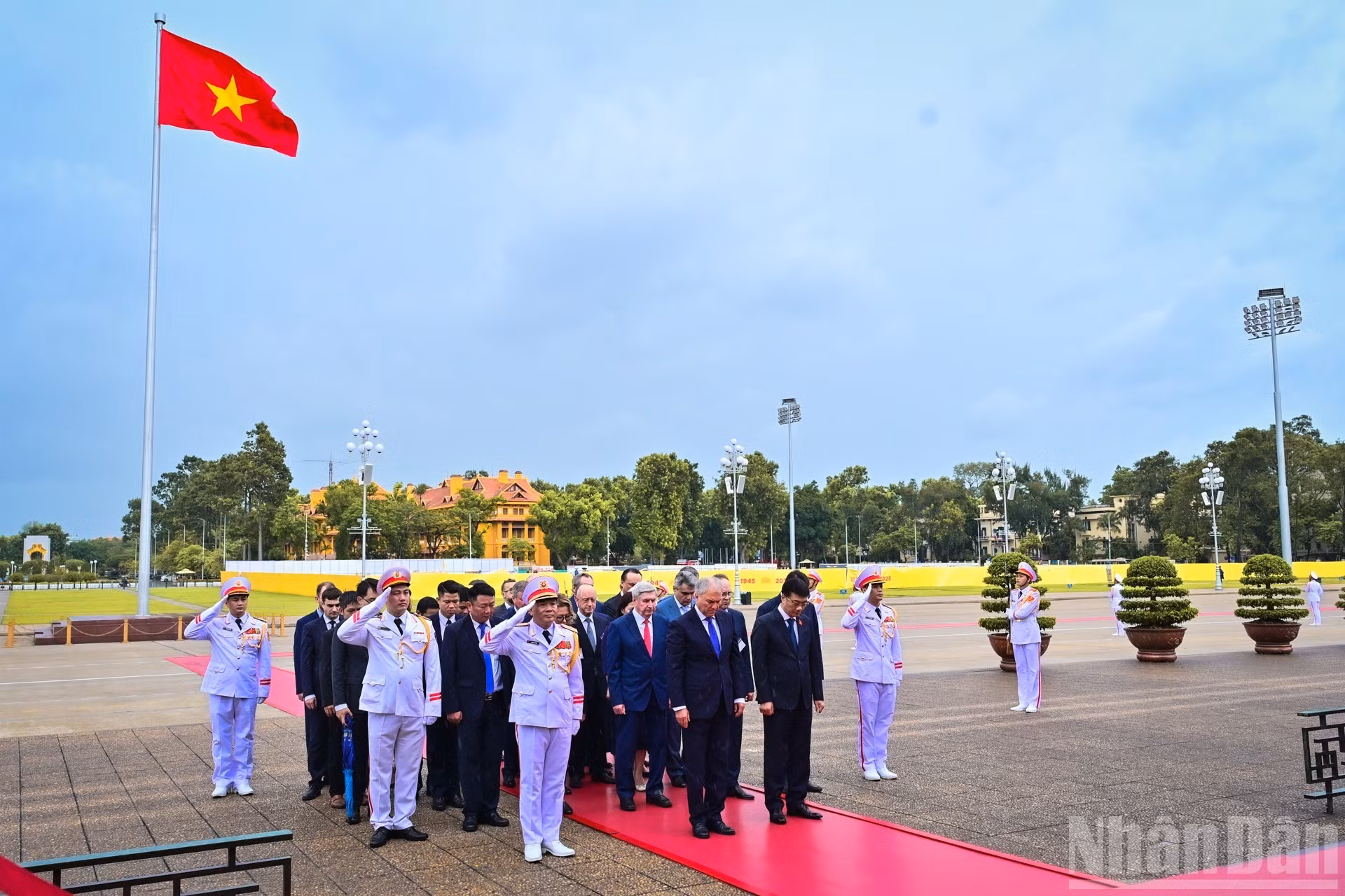 El presidente de la Duma Estatal de la Asamblea Federal de Rusia, Vyacheslav Volodin, y su delegación rinden tributo al Presidente Ho Chi Minh.