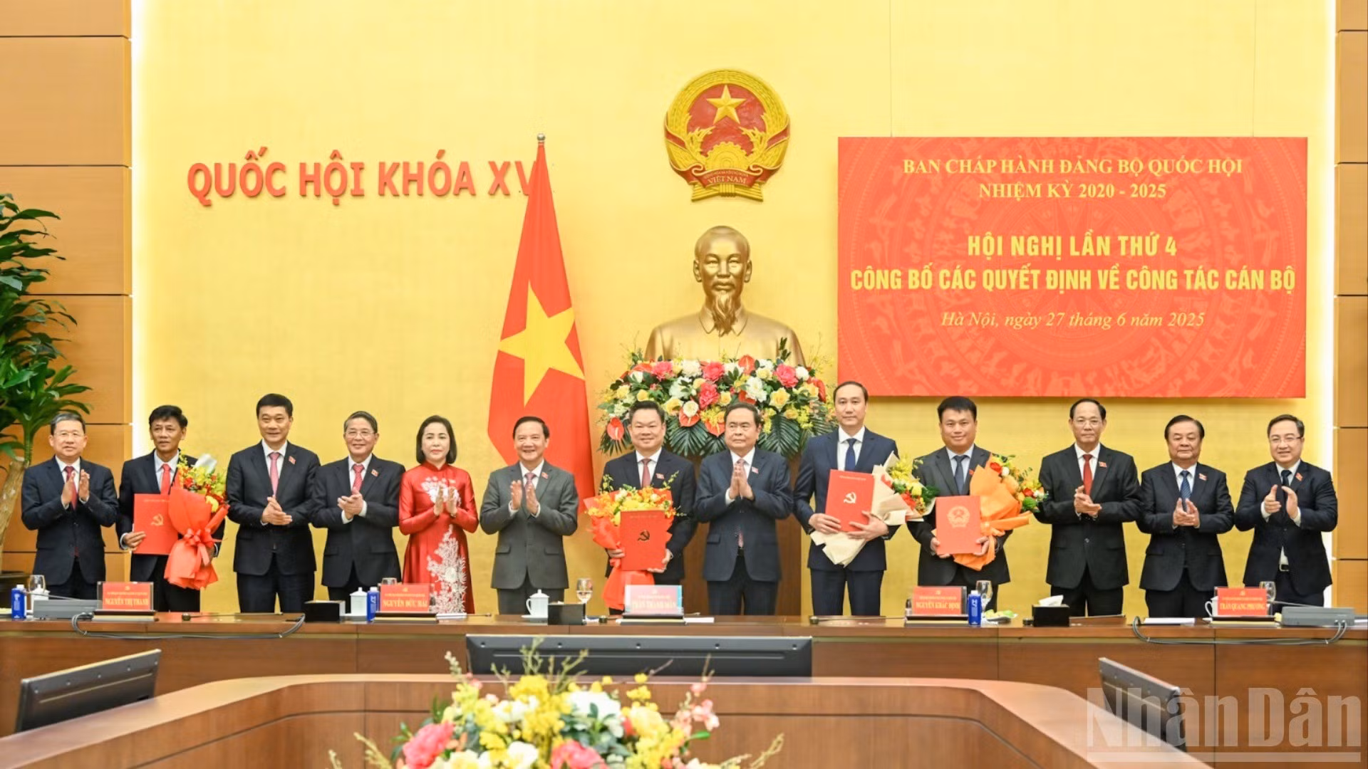 [Foto] Máximo legislador preside reunión del Comité partidista del Parlamento sobre trabajo de personal