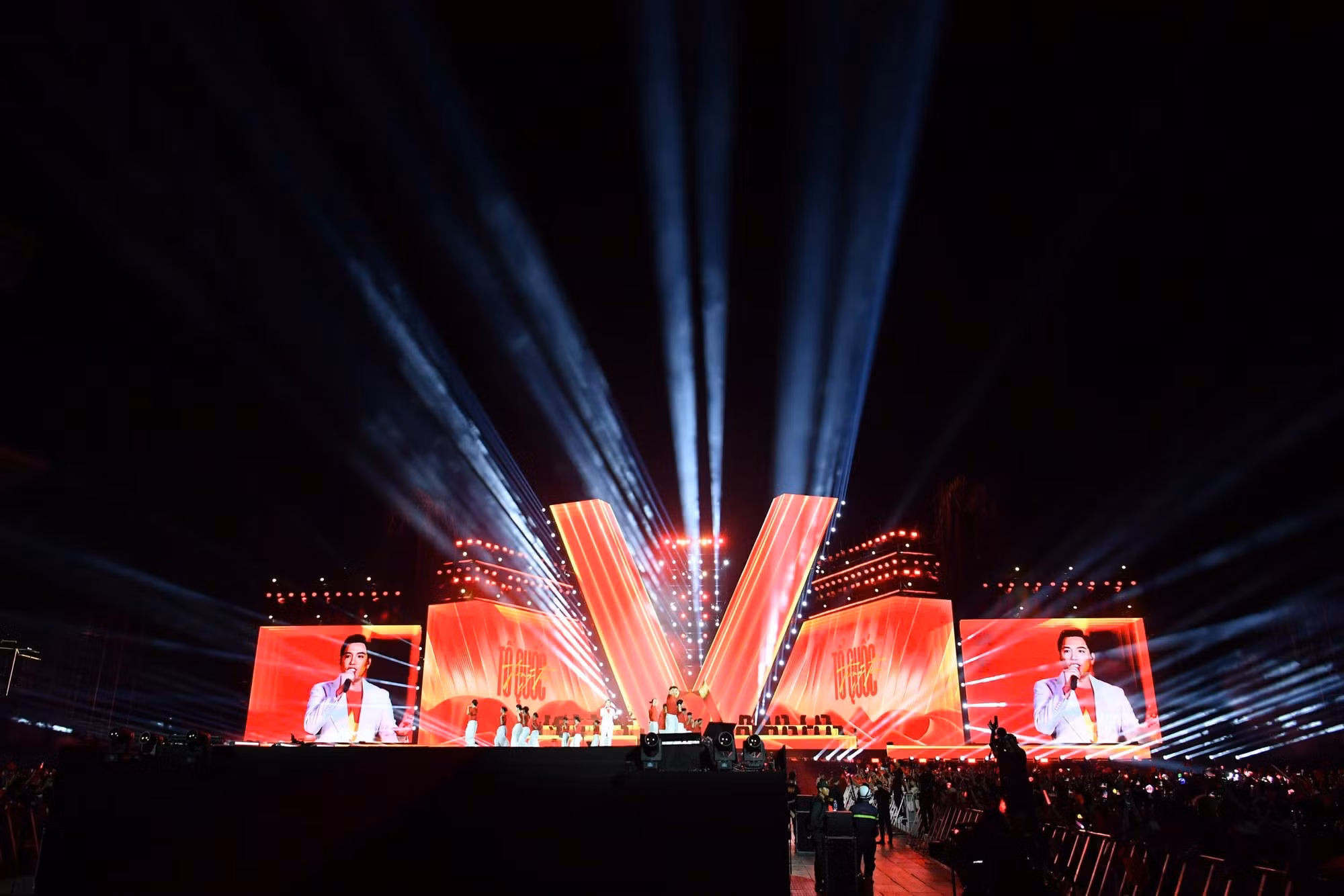 [Foto] Jóvenes espectadores entusiasmados ante de la inauguración de velada artístico-política “La Patria en el corazón”