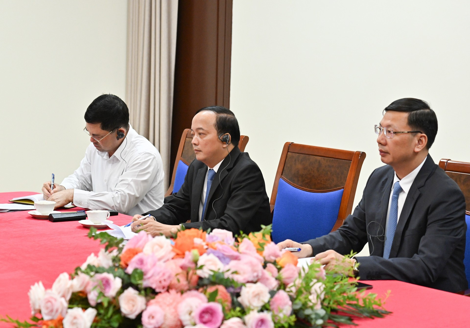 Representantes de ministerios y organismos vietnamitas en la conversación. (Foto: VNA) Representantes de ministerios y organismos vietnamitas en la conversación. (Foto: VNA)