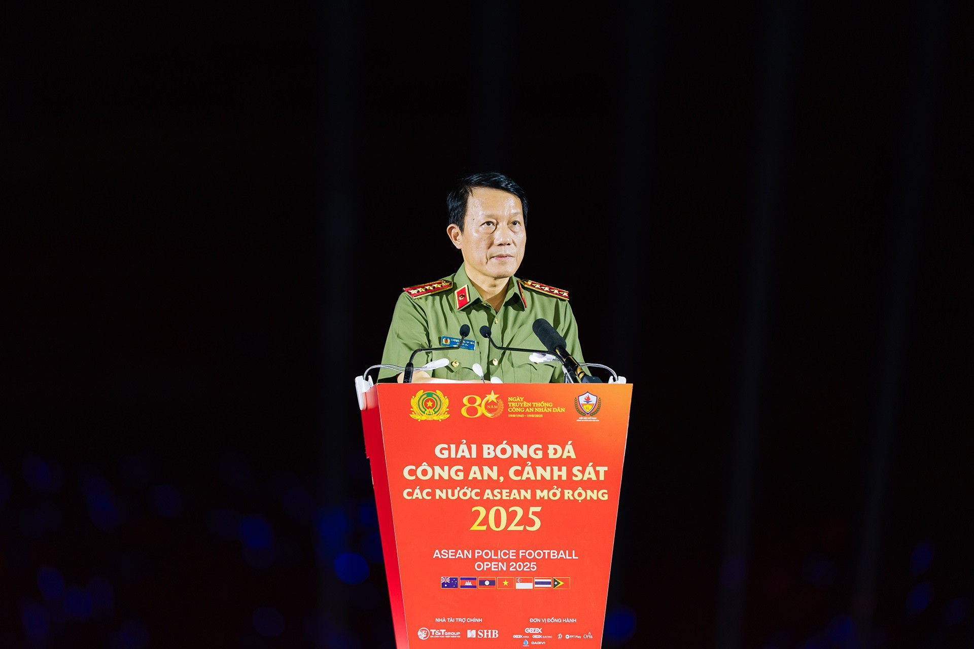 El ministro de Seguridad Pública, general Luong Tam Quang, pronuncia el discurso de apertura del torneo. El ministro de Seguridad Pública, general Luong Tam Quang, pronuncia el discurso de apertura del torneo.
