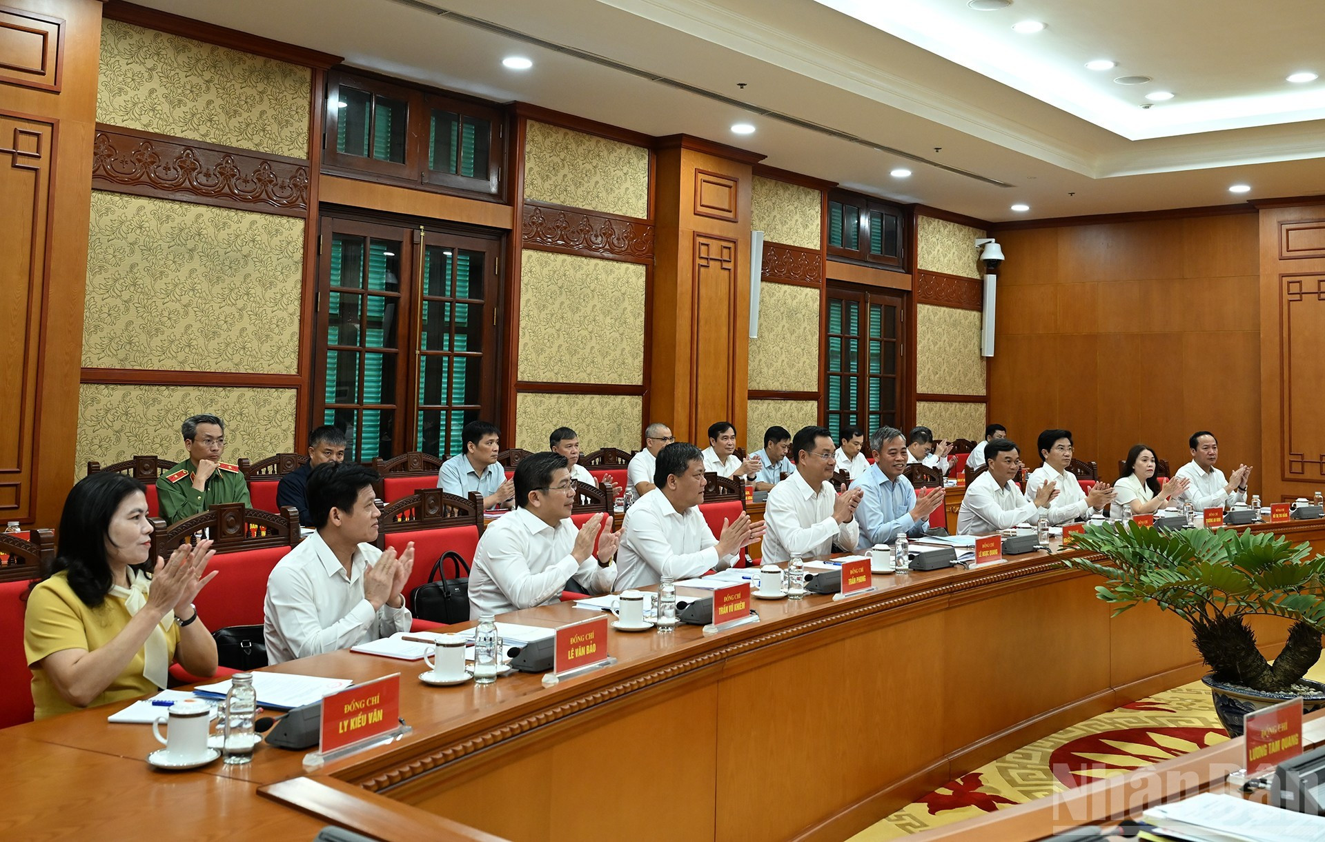 Los miembros de la Junta Permanente del Comité del Partido de Quang Tri en la cita. Los miembros de la Junta Permanente del Comité del Partido de Quang Tri en la cita.