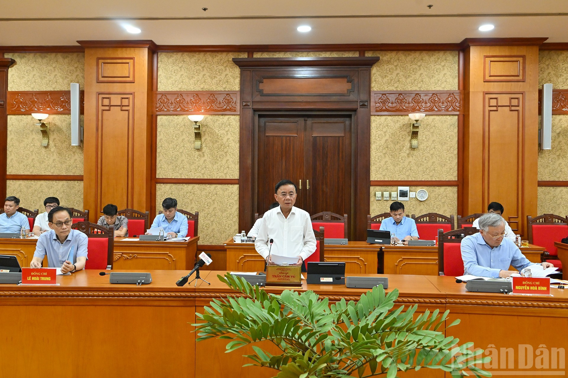 El miembro permanente del Secretariado del PCV, Tran Cam Tu; el viceprimer ministro permanente, Nguyen Hoa Binh; y el ministro interino de Relaciones Exteriores, Le Hoai Trung, junto con los delegados en la reunión. El miembro permanente del Secretariado del PCV, Tran Cam Tu; el viceprimer ministro permanente, Nguyen Hoa Binh; y el ministro interino de Relaciones Exteriores, Le Hoai Trung, junto con los delegados en la reunión.