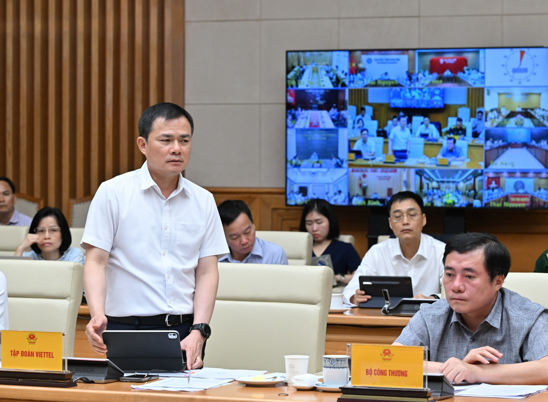 El presidente y director general del Grupo de Industria y Telecomunicaciones del Ejército (Viettel), Tao Duc Thang, habla en la cita. (Foto: VNA)