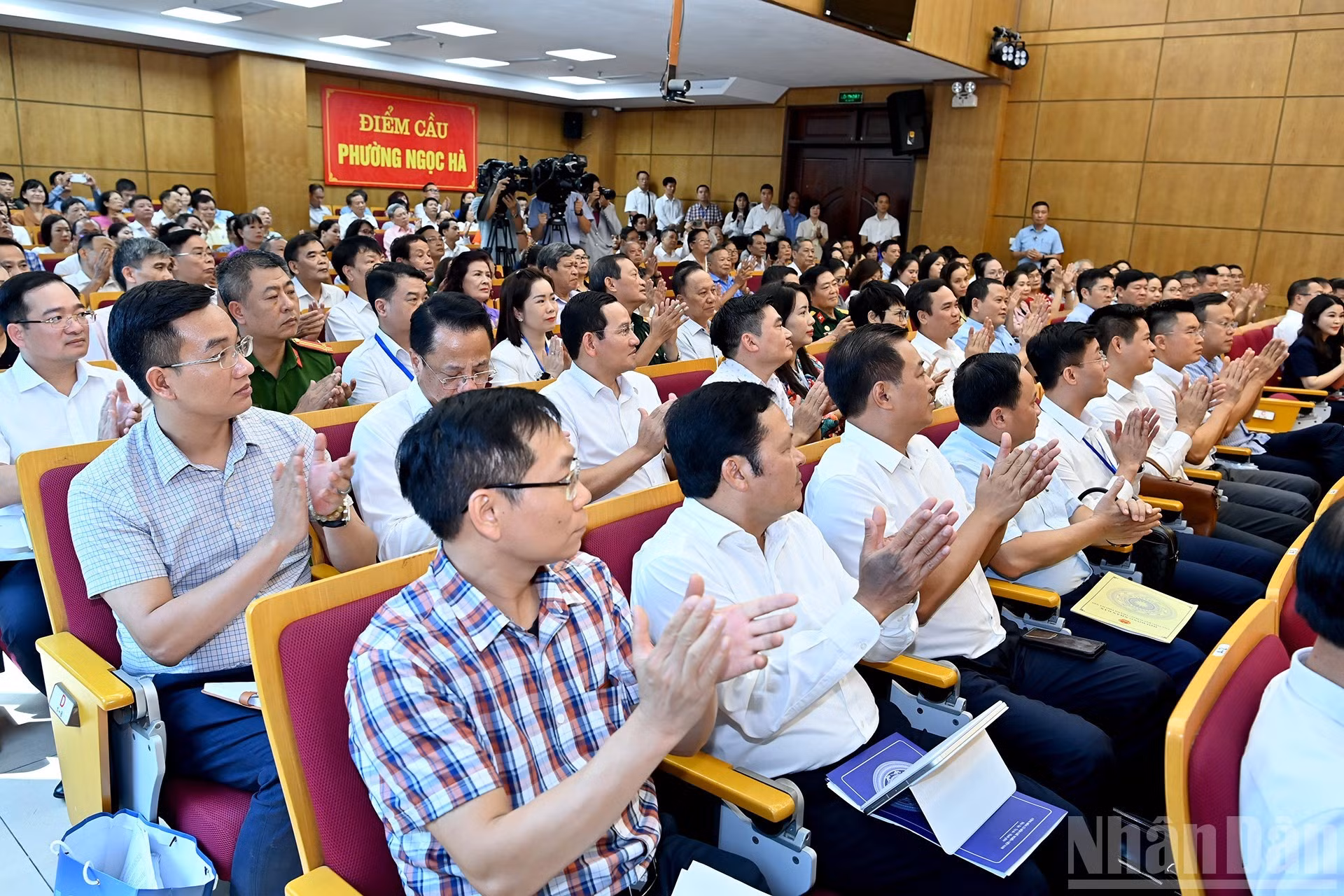 Los diputados y votantes en la reunión.