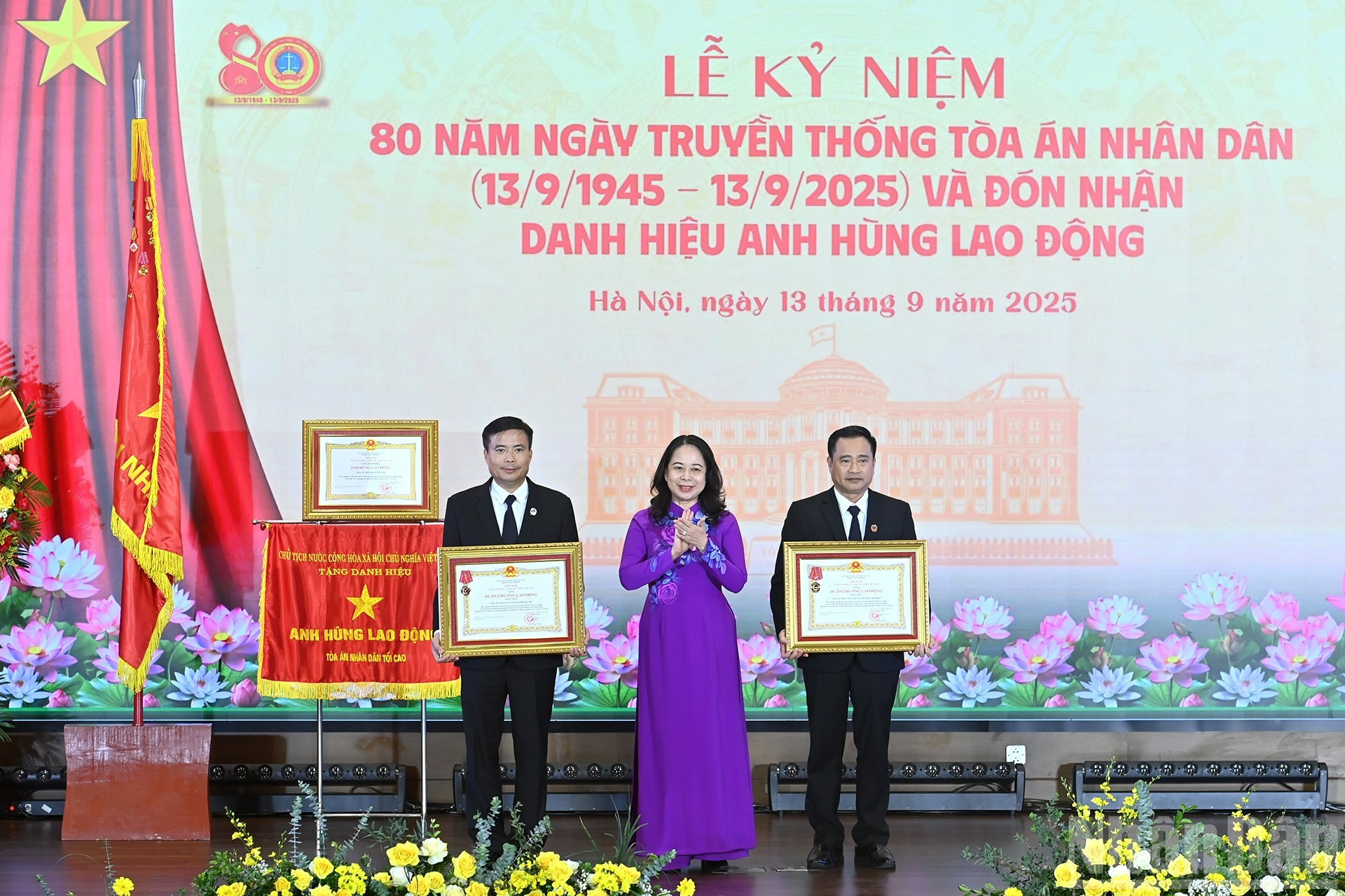 La vicepresidenta del país, Vo Thi Anh Xuan, entrega la Orden del Trabajo de Primera Clase al Tribunal Popular de Hanói y al Tribunal Popular de Ciudad Ho Chi Minh.