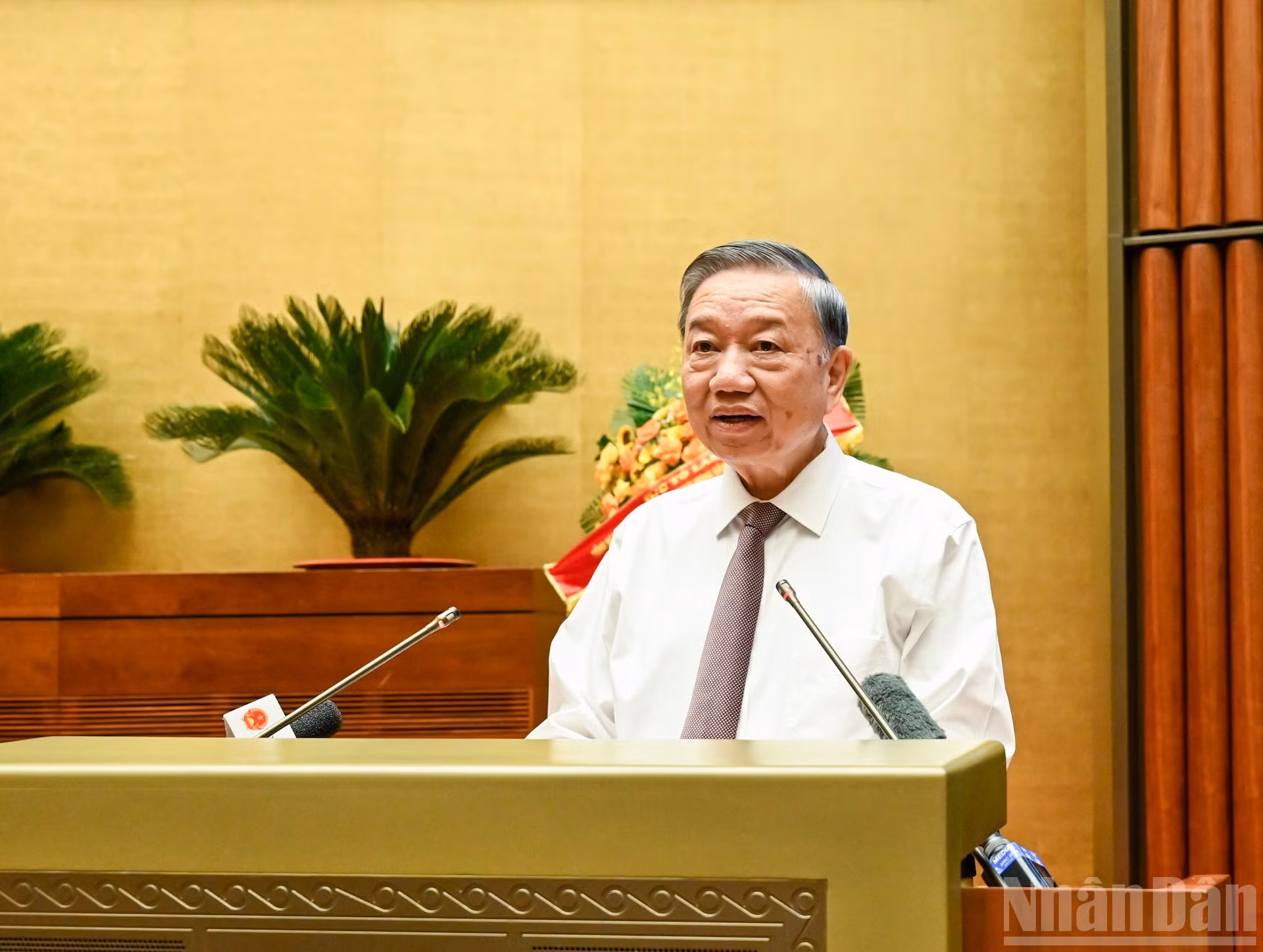 El secretario general del PCV, To Lam, pronuncia un discurso en la conferencia.