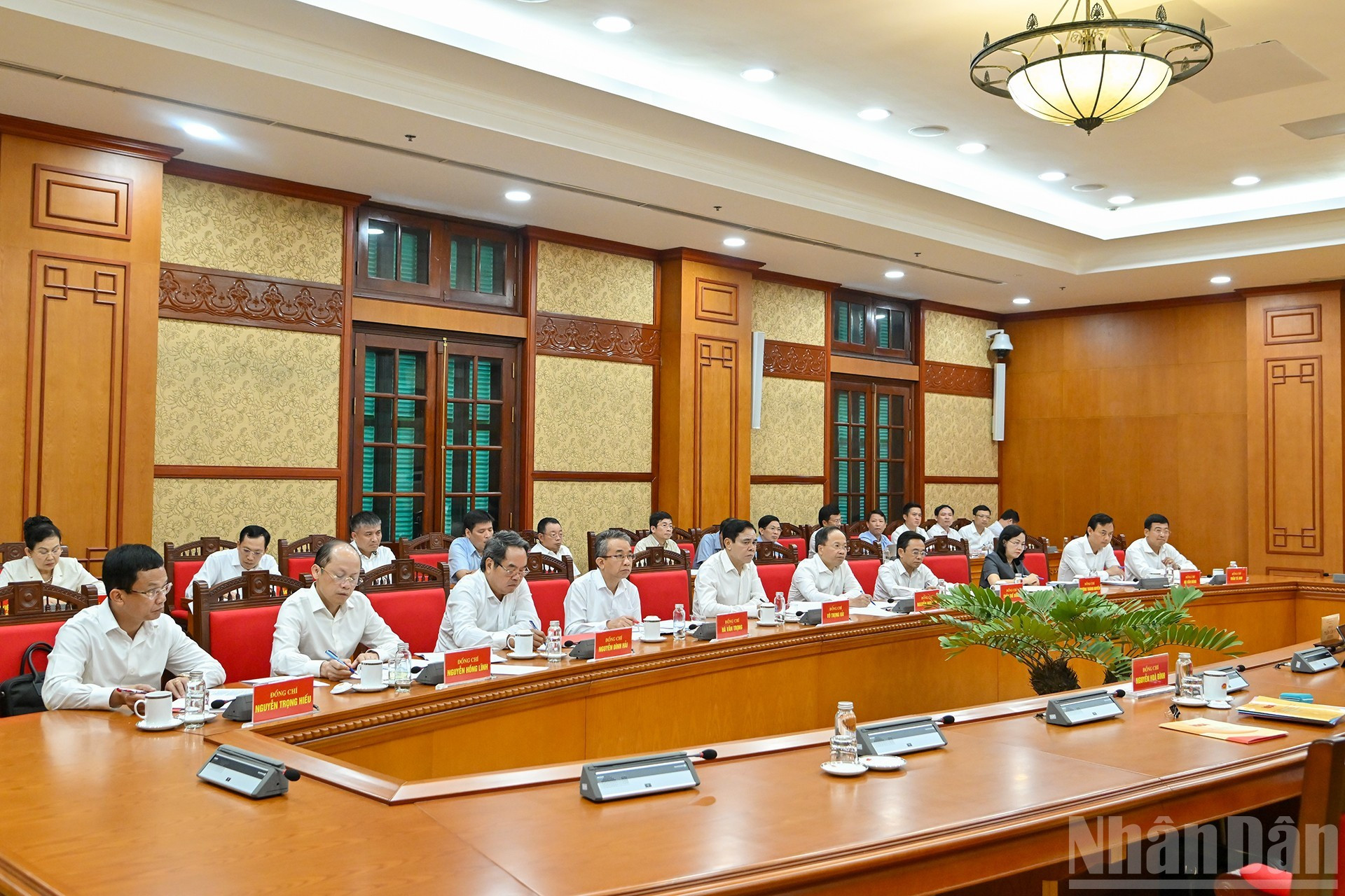 Los miembros de la Junta Permanente del Comité del Partido de Ha Tinh asisten a la reunión. Los miembros de la Junta Permanente del Comité del Partido de Ha Tinh asisten a la reunión.