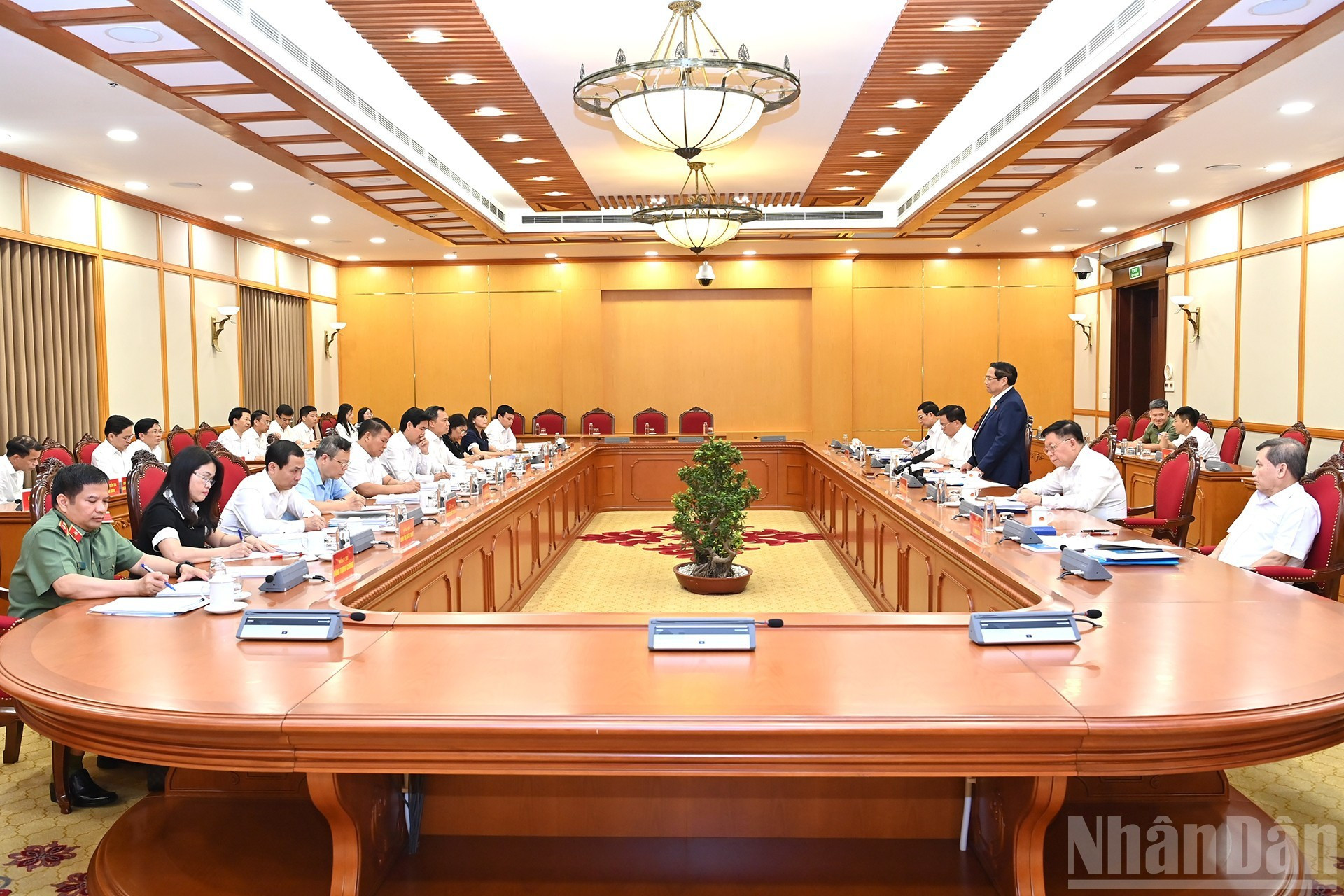 El miembro del Buró Político y primer ministro de Vietnam, Pham Minh Chinh, preside la reunión. El miembro del Buró Político y primer ministro de Vietnam, Pham Minh Chinh, preside la reunión.
