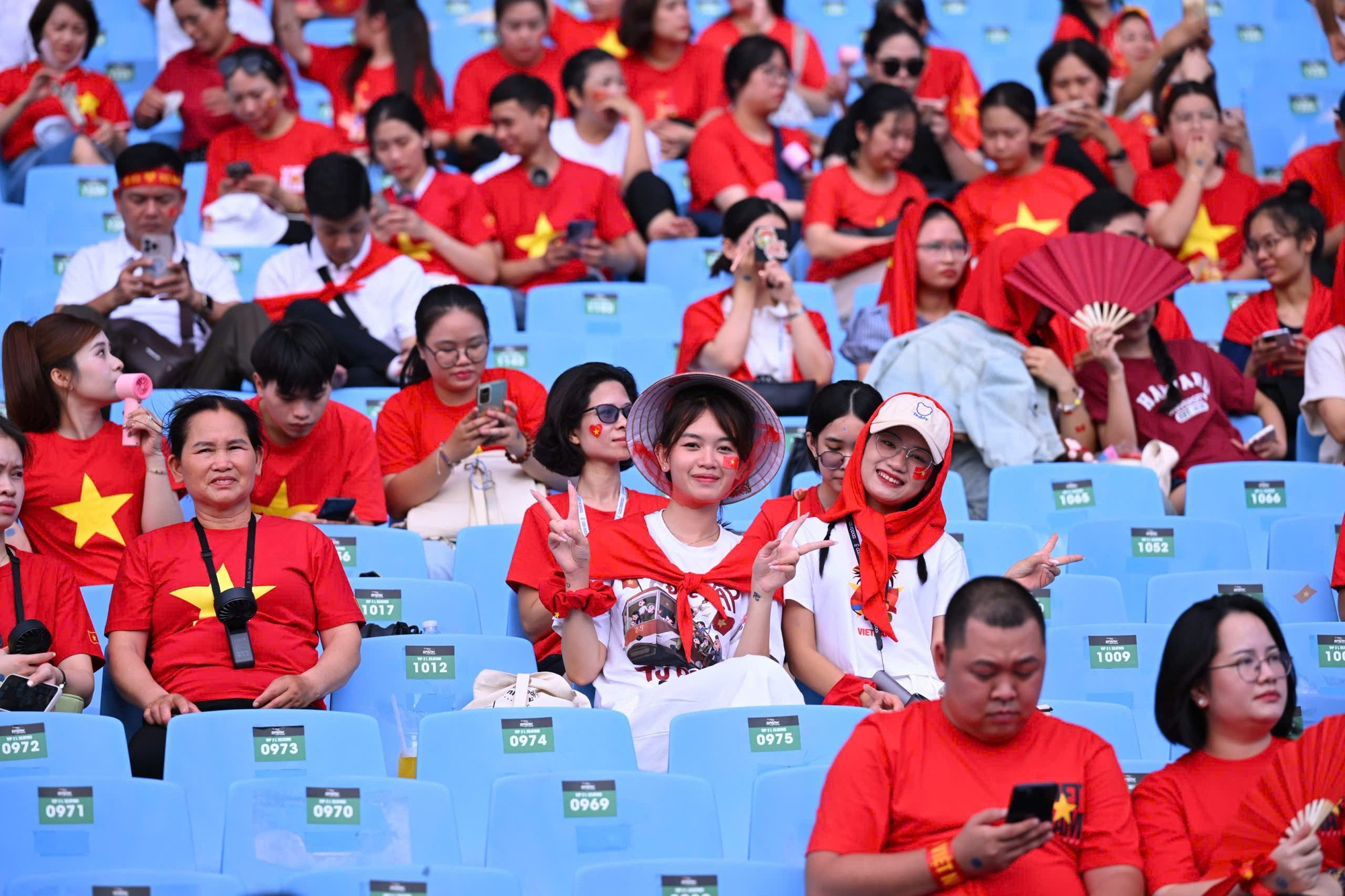 El rojo reina las gradas del estadio. El rojo reina las gradas del estadio.