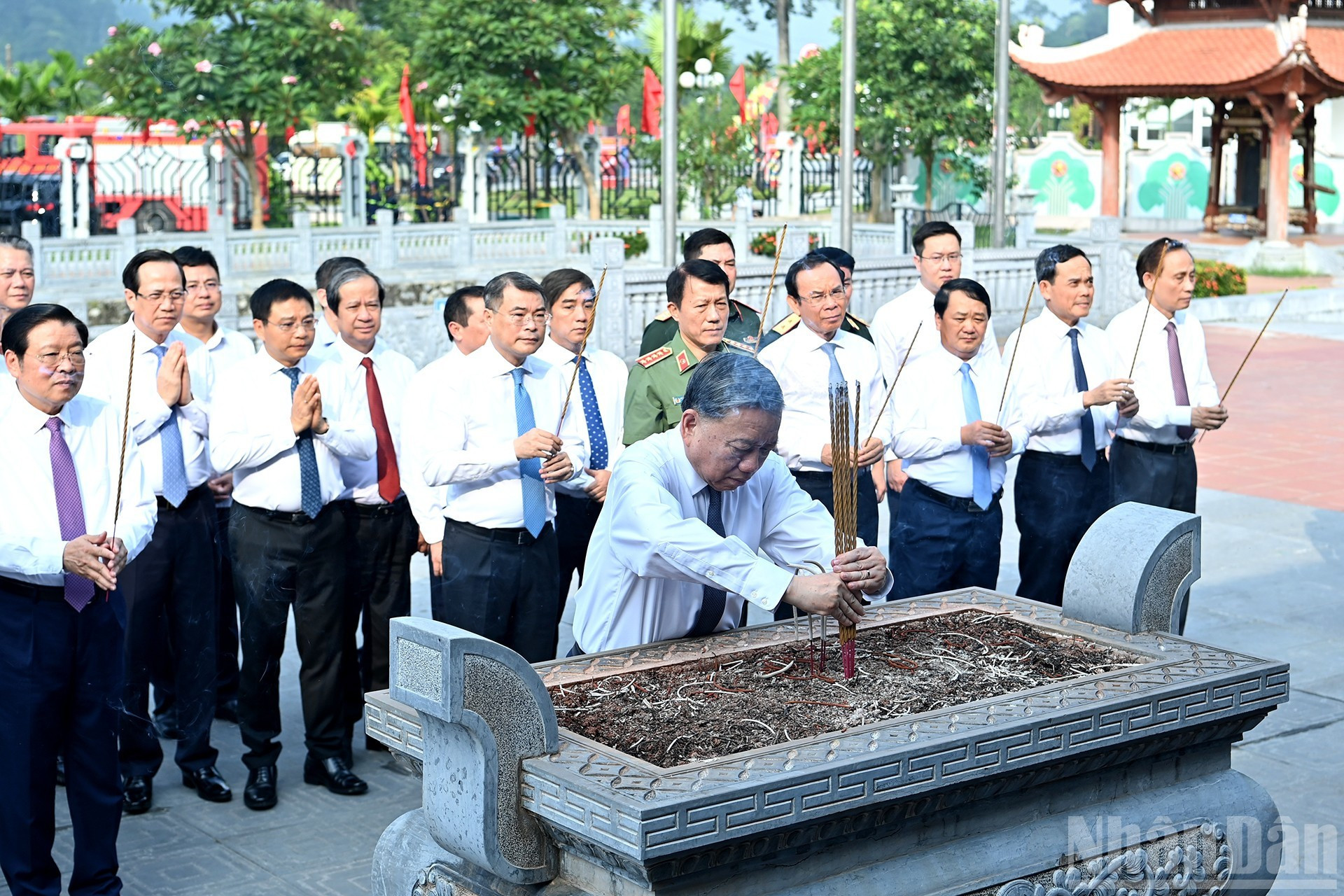 El secretario general del PCV, To Lam, y la delegación del Comité Central del PCV ofrecen inciensos en memoria del Presidente Ho Chi Minh y de los predecesores revolucionarios. El secretario general del PCV, To Lam, y la delegación del Comité Central del PCV ofrecen inciensos en memoria del Presidente Ho Chi Minh y de los predecesores revolucionarios.