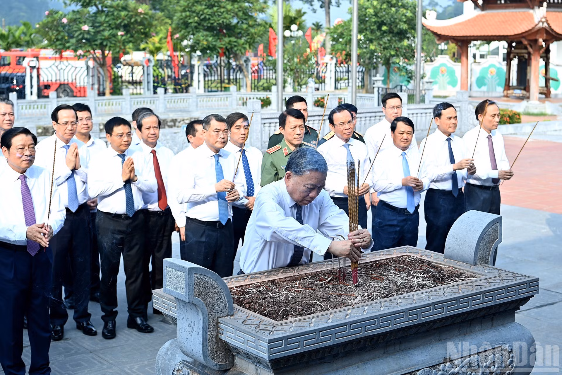El secretario general del PCV, To Lam, y la delegación del Comité Central del PCV ofrecen inciensos en memoria del Presidente Ho Chi Minh y de los predecesores revolucionarios.