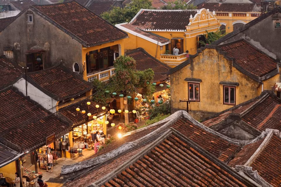 Cuando las calles se encienden, la luz de los faroles no solo despeja la oscuridad, sino que también despierta la nostalgia en el corazón del casco antiguo. (Foto: VNA)