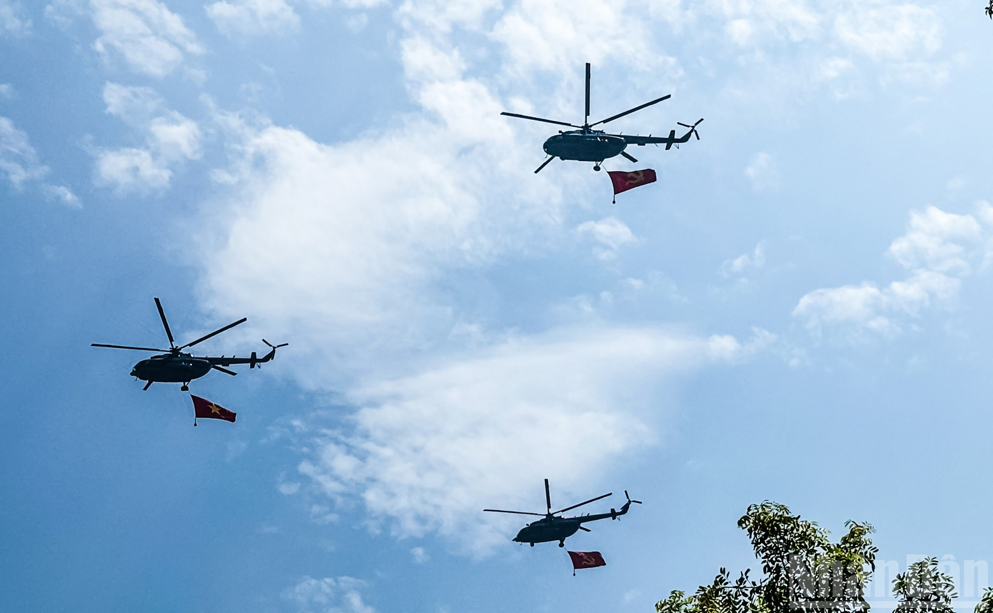 Los helicópteros Mi-8, Mi-17, Mi-171 y Mi-172 vuelan en formación 1-3-3-3 a más de 150 metros de altura. Los helicópteros Mi-8, Mi-17, Mi-171 y Mi-172 vuelan en formación 1-3-3-3 a más de 150 metros de altura.
