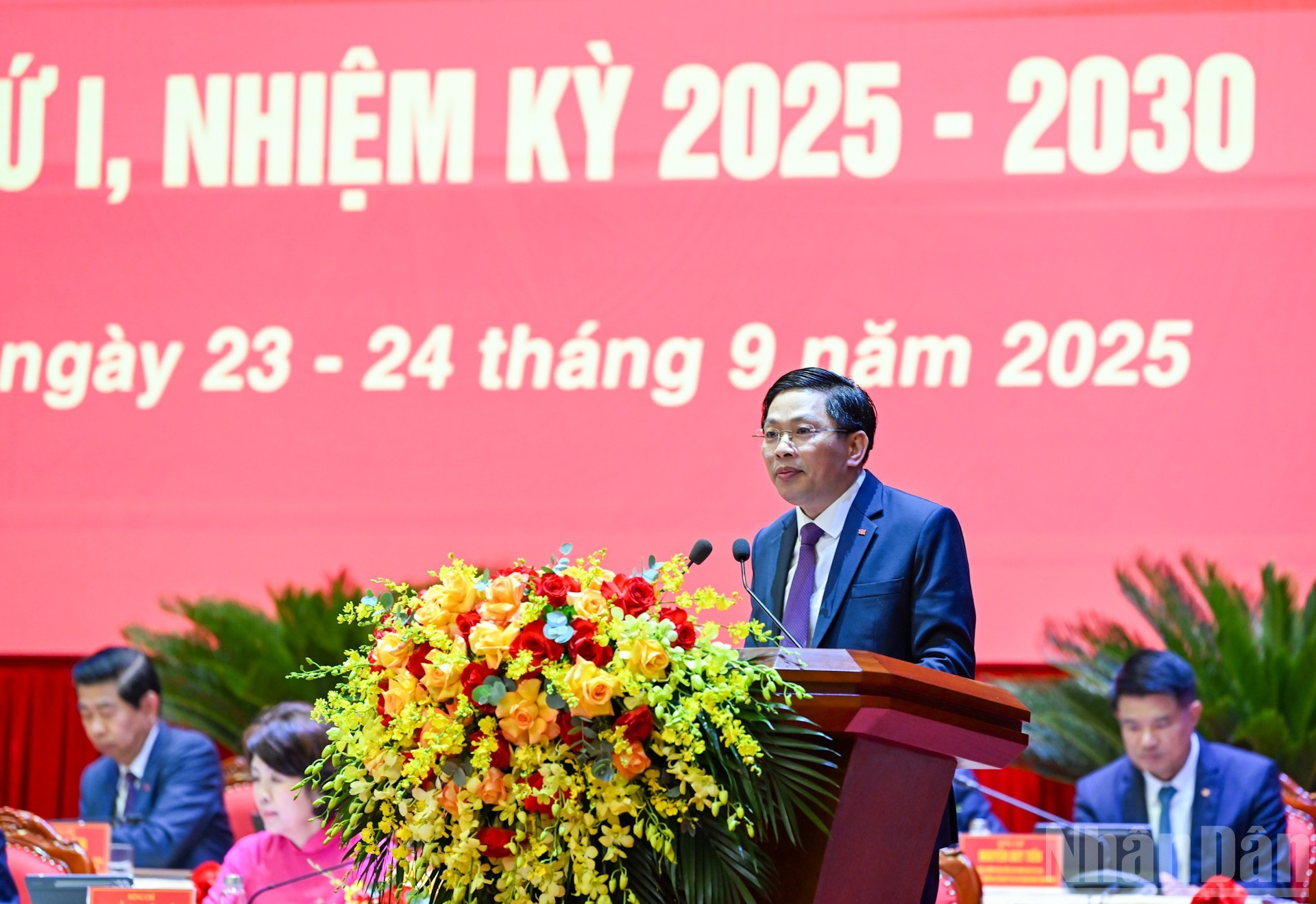 Dang Van Dung, secretario del Comité partidista y subjefe de la Comisión de Asuntos Internos del CC del PCV, hace uso de la palabra en la reunión.